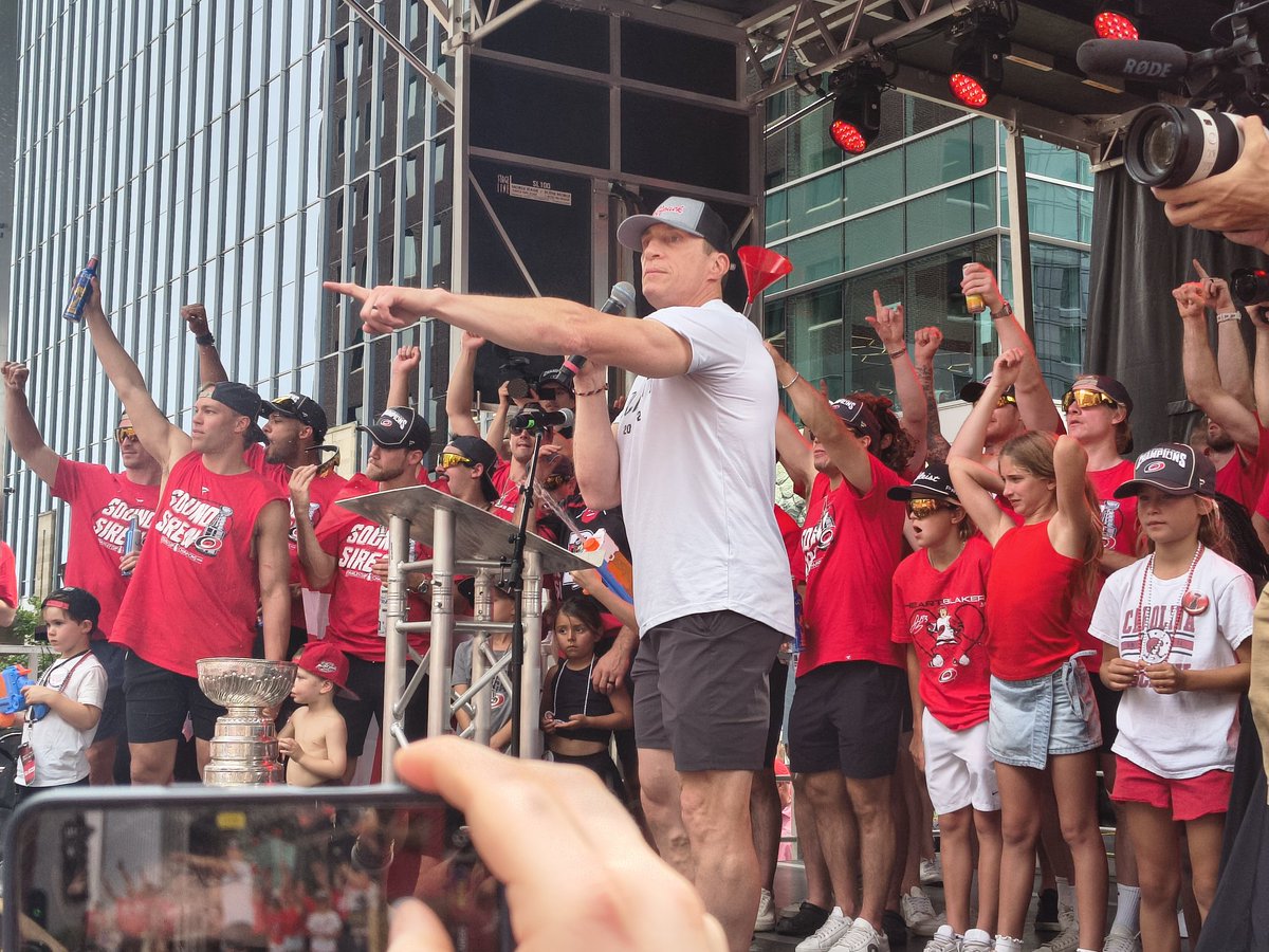 OneTrueZach's tweet photo. Rod Brind'Amour:

"I promise you, we're gonna do it again!" https://t.co/F9zl3z8RLx