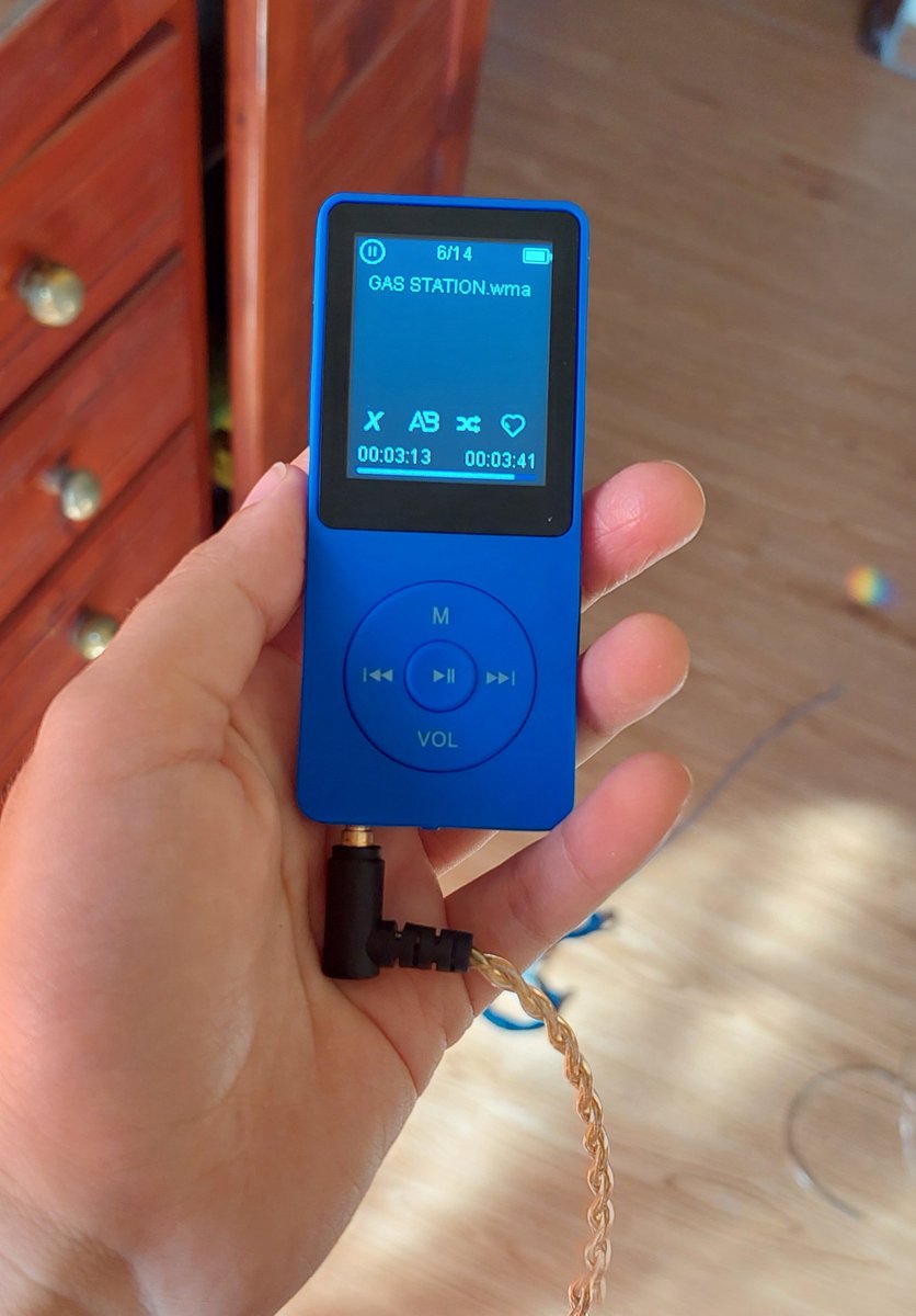 furikanas's tweet photo. y tome né fi.. de 130 pila que eu pagaria por ele + os cartão de memória de 64gb eu paguei 20 janjas neles dois (única parte ruim é que ele fica engasgando o áudio se tu colocar em FLAC, mas MP3, WAV e WMA roda super bem) https://t.co/lSkA5Oa3ys
