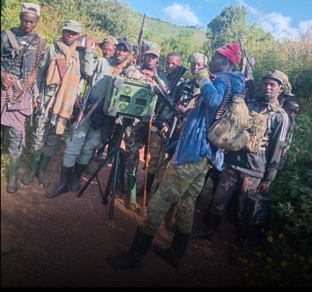 Franck_MK1's tweet photo. 🚨 URGENT/
Après leur fuite précipitée consécutive suite à l’attaque foudroyante du M23/Twiraneho dans les moyens plateaux de Minembwe, les forces coalisées composées des #FARDC, de l’armée #Burundaise, des #FDLR et des #Wazalendo ont abandonné sur le terrain le précieux système de station de contrôle au sol pour drones, dont la valeur est estimée à 111 000 dollars américains.
Cet équipement stratégique est désormais entre les mains des combattants de M23/TWIRANEHO, illustrant l’ampleur de la débâcle enregistrée lors des combats dans cette zone alors que le régime de Kinshasa tente de prendre le contrôle de Minembwe centre, mais en vain.