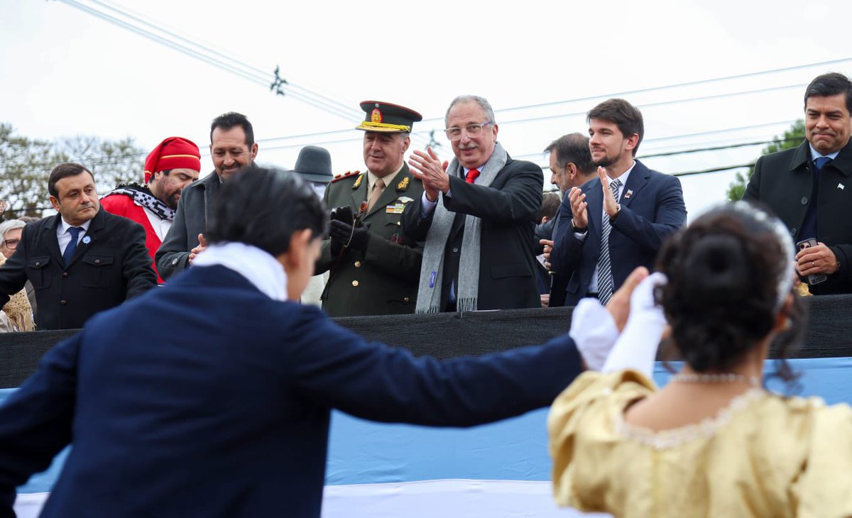 passalacquaok's tweet photo. Desde la querida e histórica Candelaria, celebramos el Día de la Bandera honrando al doctor Manuel Belgrano, un hombre inmenso que nos dejó una lección que sigue vigente, las convicciones, los valores y el amor por los demás son los que hacen grande a una Nación.

Con emoción, acompañamos a los alumnos de cuarto grado que realizaron su promesa de lealtad y a los cadetes de nuestras Fuerzas de Seguridad que juraron fidelidad a la enseña patria.