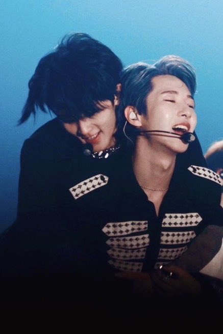 febcatlee's tweet photo. มาร์ค: ทำไมเวลากอด ถึงได้พอดีกับอ้อมกอดของพี่จังนะ 

☹️🩷 https://t.co/45jZ91fbb7