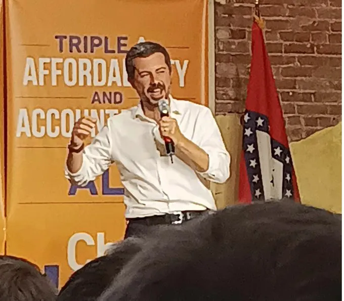 The_Shumater's tweet photo. Great energy last night in Little Rock at @JonesForAR's rally with @PeteButtigieg. Pete's best line: "Think of the message it would send to retire the most powerful banker in Congress."
#Arkansas #arpx #arnews #JonesForAR https://t.co/6Rypsrm9HB