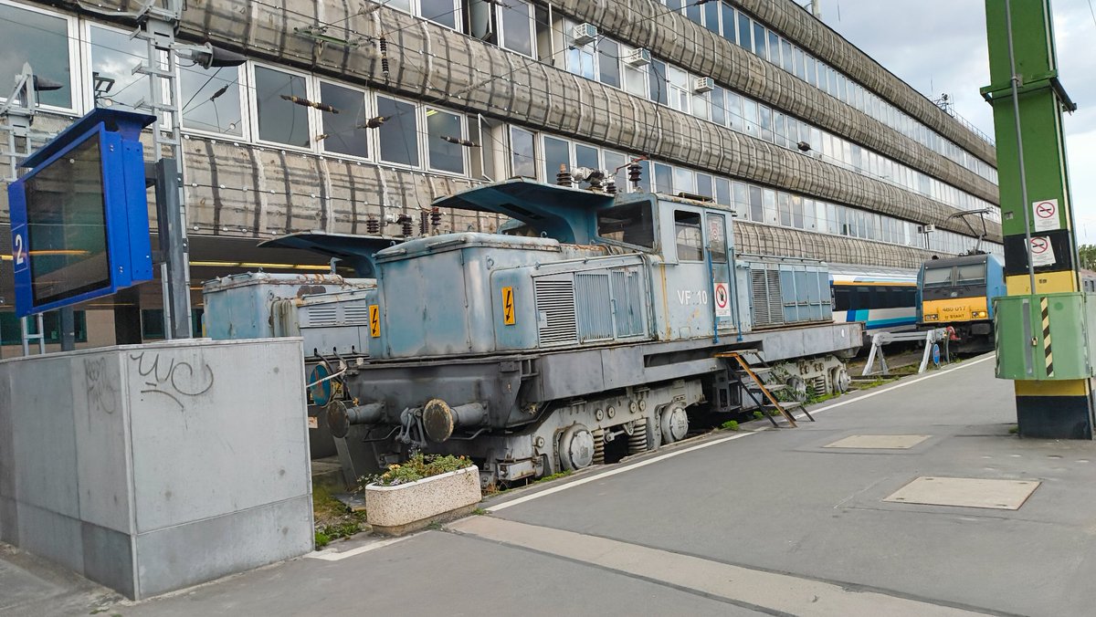 kaminoke__15's tweet photo. 無茶苦茶な集電方式の機関車居るな……って思ったけど変圧器代わりなのか…？ https://t.co/KvKhuv7VYy