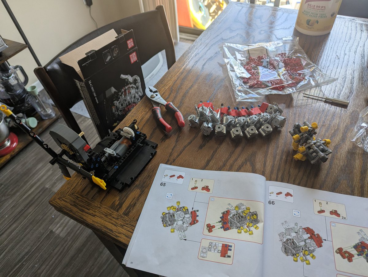 jemisverycool's tweet photo. I feel like Tony Stark building in a cave with a box of scraps (i have a kit with instructions). Mould King is a pretty sweet lego competitor, I recommend https://t.co/uKqUpY858p