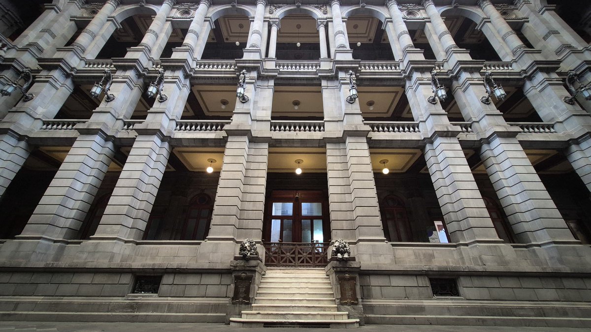 MUNALmx's tweet photo. 3 secretos arquitectónicos que suelen pasar desapercibidos:

• El picaporte del Salón de Recepciones
• Las inscripciones latinas en el vestíbulo
• Los leones del patio

Descúbrelos en persona este fin de semana en el MUNAL ✨️

📍Tacuba 8, CDMX
🕰️ Martes a domingo, 10 a 18 h https://t.co/NZIuY38AcI