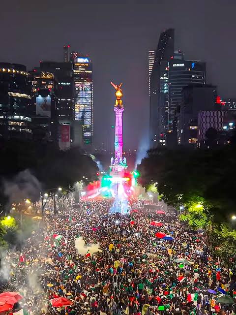 ricabalo's tweet photo. El mundial deja ver la tensión social del pais y la necesidad de creer en algo!! https://t.co/zo90YVXl3g