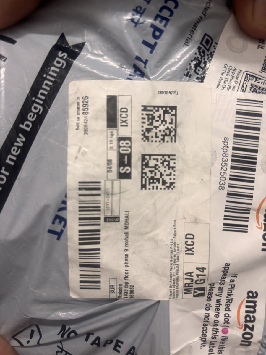 IshwarGolu's tweet photo. Hello @amazonIN  @amazon  @AmazonHelp Received an empty box instead of my Titan watch worth ₹9,435. Shipment weight was only 160g. Shared all evidence, but no resolution. Customer support even disconnected the call. Refund my money immediately. #AmazonIndia #RefundDue https://t.co/suGUuRQHLO