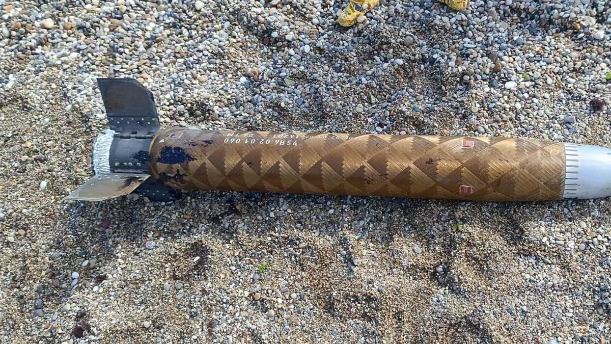 mintelworld's tweet photo. Parts of the booster motor from a Russian-made 57E6 missile, used by the Pantsir air defense system, have washed ashore at two locations on Turkey’s Black Sea coast: Istanbul and Samsun. https://t.co/E7FtgJa8gn