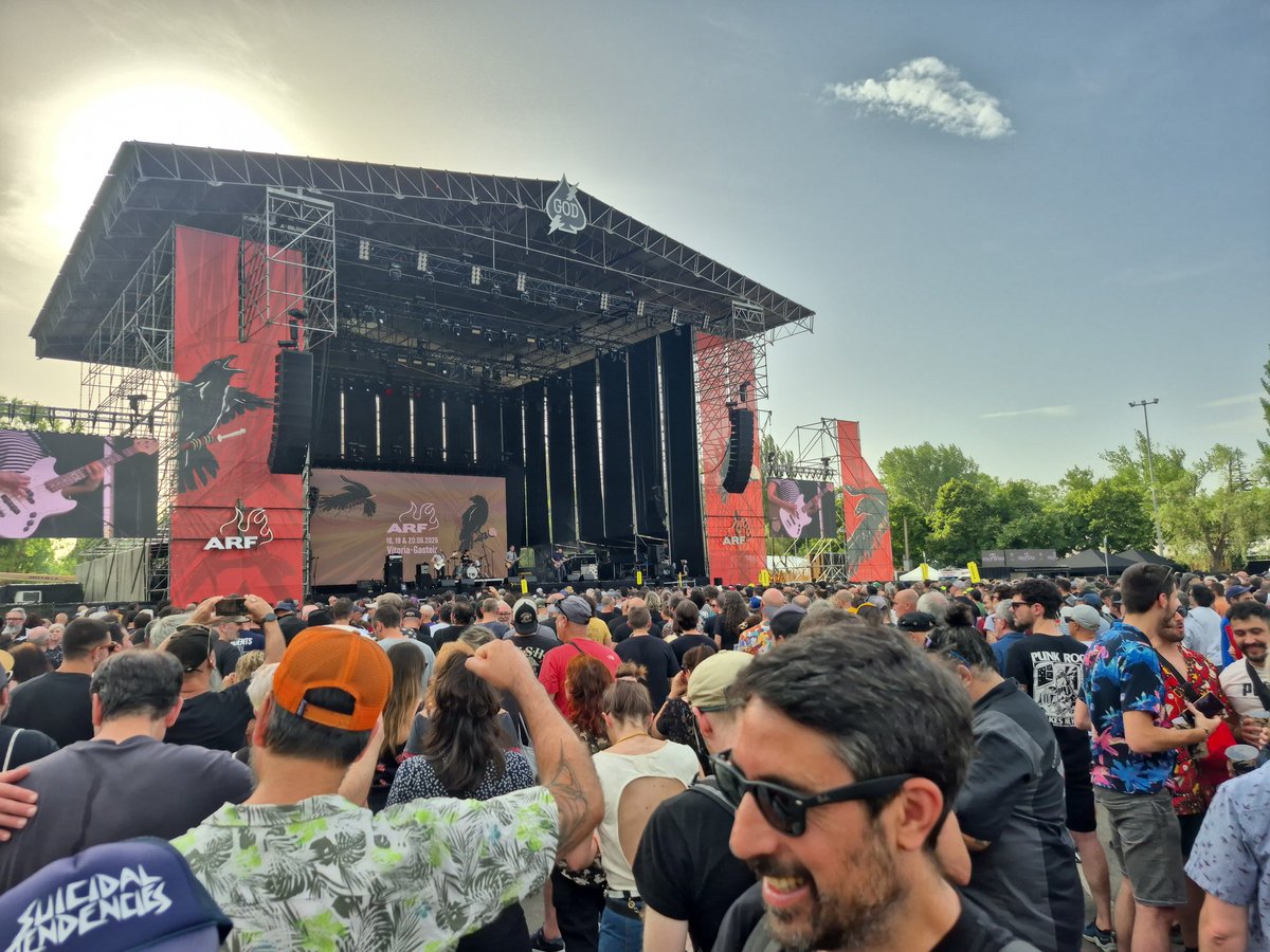 Laro1913's tweet photo. Azkena Rock https://t.co/TRSWiLnZC2