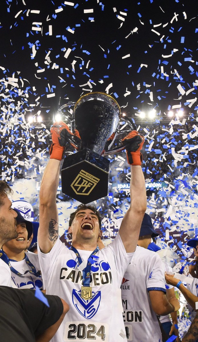 unpibefortinero's tweet photo. hoy cumple tomás marchiori.

el arquero que nos devolvió la seguridad bajo los 3 palos que el hincha de vélez había perdido esta última década, figura indiscutible del vélez campeón 2024, tapadon en cancha de cai vs estudiantes, arquero que gana partidos y sobre todo hincha. https://t.co/rMf0ENAjTp