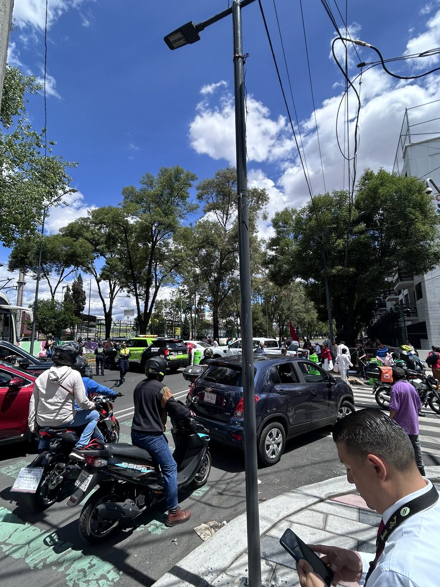 Ragderock's tweet photo. #Manifestación en calzada de #tlalpan antes de llegar a Taxqueña y estación del tren ligero Las torres, tomen precauciones https://t.co/lAUdymW3U1