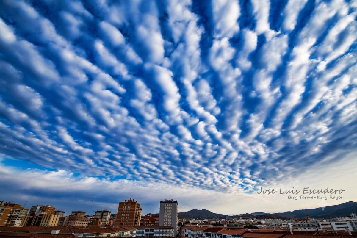 tormentayrayos's tweet photo. El cielo malagueño llega a Almería. Muchas suerte https://t.co/w6GzhQeMlb