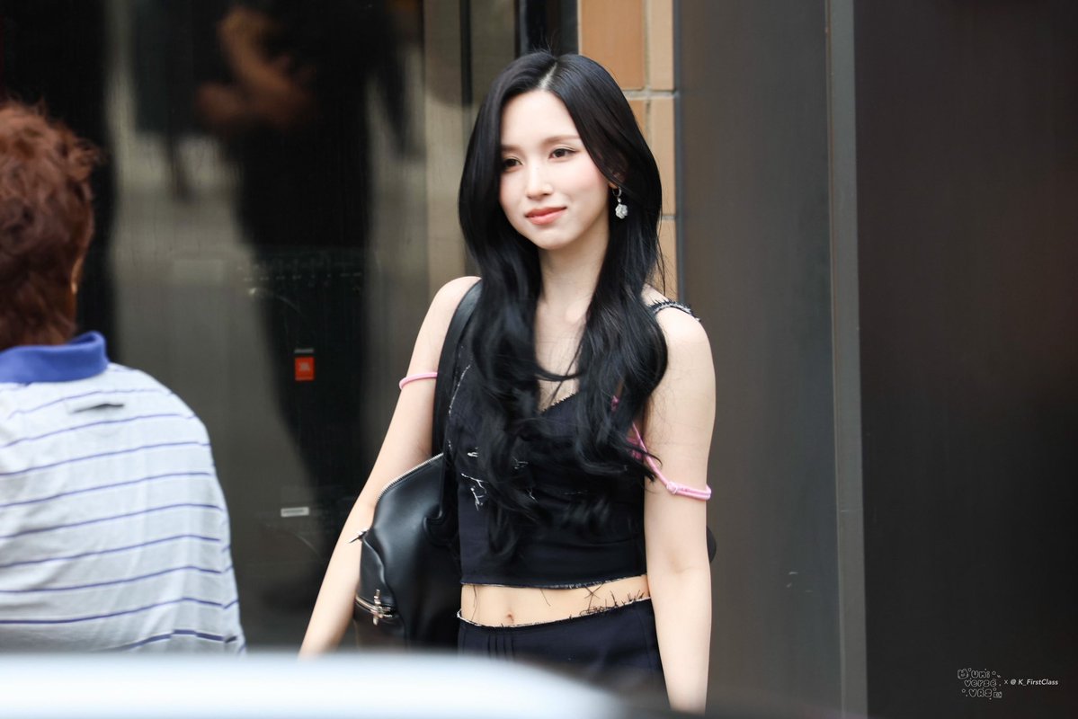 1stclassmisana's tweet photo. she’s so hot, I fear i’ll never recover https://t.co/HcZbG6ykiW