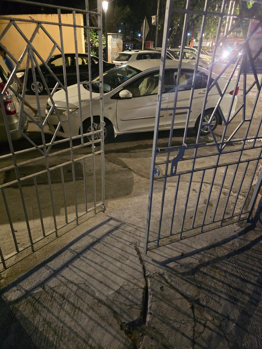 CFCLover27's tweet photo. @MTPHereToHelp this car is blocking the gate of Ruby Mansion at Barrack Rd. Please inform Azad Maidan Police station. https://t.co/BmimY3mOt3