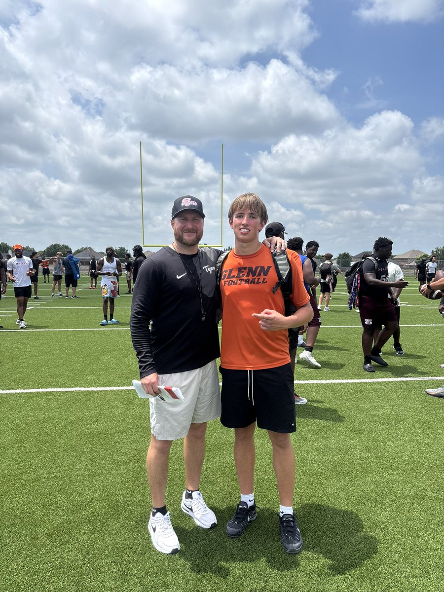 DanteWhitmire12's tweet photo. Had a great time at @ECUTigersFB camp today. Grateful to learn and to meet the coaches! Exited for futures conversations! @LitrentaJohn @CoachWeaverJr @GrizzlyFBFamily @glenngrizzlyFB https://t.co/GbzC3iUD4M