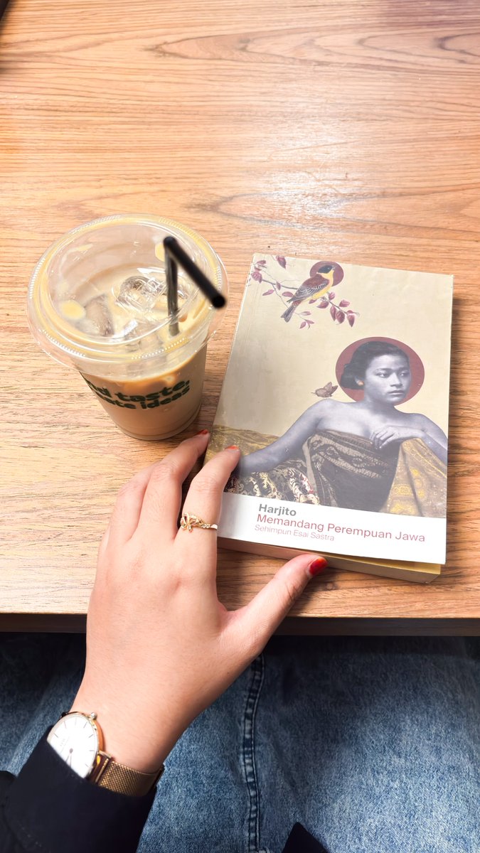 rikanoerf's tweet photo. Menepi sebentar ke Renaisansi Coffee &amp; Theotraphi sore ini. Tempat kayak gini selalu sukses bikin mikir: kalau ruang baca dan ruang belajar bisa dibikin se-nyaman dan se-hidup ini, kenapa atmosfer di kelas2 sekolah kita sering kali terasa kaku dan menegangkan, ya? 

Sebuah utas👇 https://t.co/nCU8D9OOAP