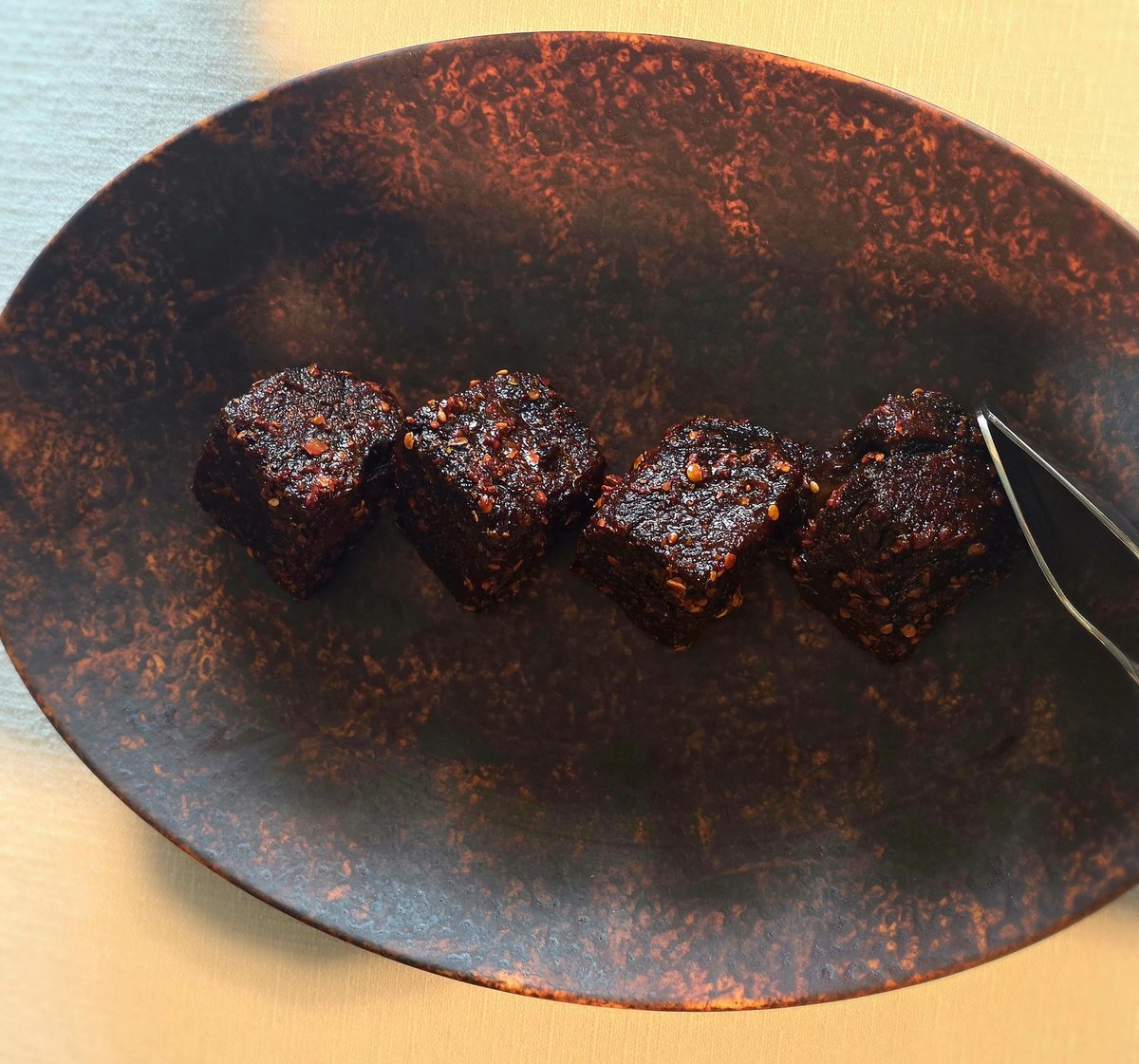 remontoir233's tweet photo. 这个真的超级好吃🥰外面是辣子糊在牛肉上形成脆壳，里面是已经炖的软烂的牛肉。连我这种不太喜欢吃辣的都觉得超级香😋 https://t.co/plipm93gAm