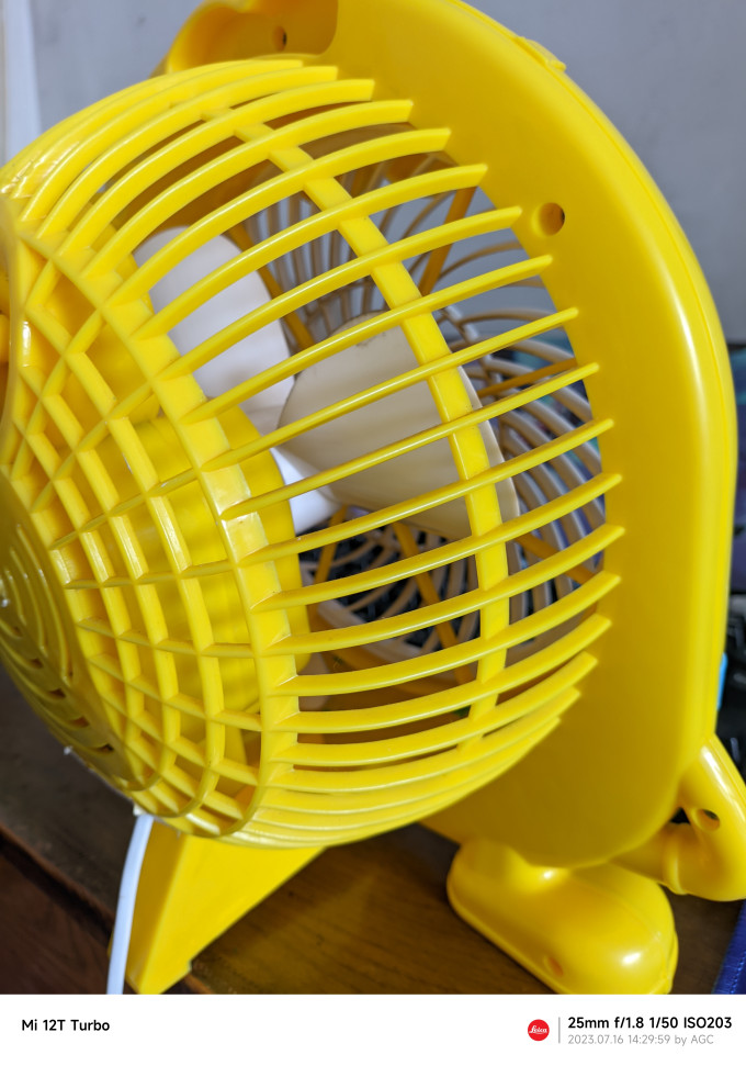 Kot9Huu's tweet photo. Found my desk’s best co-worker: this laptop fan. It’s louder than my work laptop, does exactly zero spreadsheets, and gets all the headpats. Win-win. https://t.co/mipLrVQy3M