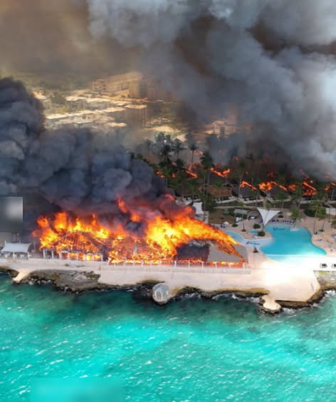 rosaliliatorrs's tweet photo. Incendio en hotel Viva Wyndham en República Dominicana deja como saldo a una mujer sin vida.

Las autoridades de emergencia de República Dominicana informaron que una turista italiana falleció este viernes 19 de junio tras las complicaciones provocadas por un incendio que consumió parte del hotel Viva Wyndham Dominicus Beach, en Bayahibe.⁠
⁠
La víctima, identificada como Franchezca Valentino, sufrió afectaciones por la inhalación de humo. El siniestro obligó a evacuar a mil 690 huéspedes, mientras que al menos 10 personas recibieron atención médica. ⁠