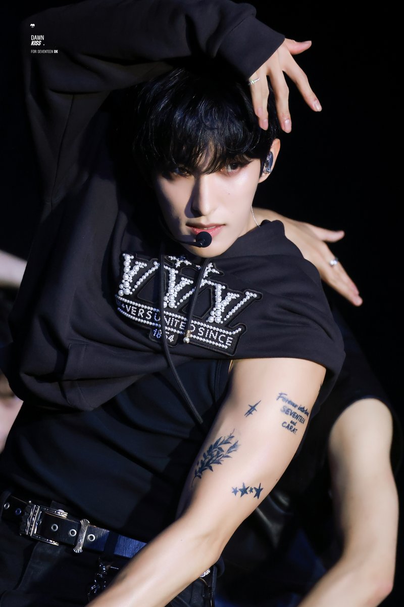 DawnKiss97218's tweet photo. 260620 Caratland HD  
💪
#SEVENTEEN #DK #도겸 
#이석민 #ドギョム
@pledis_17 https://t.co/DD5iRPJfBs
