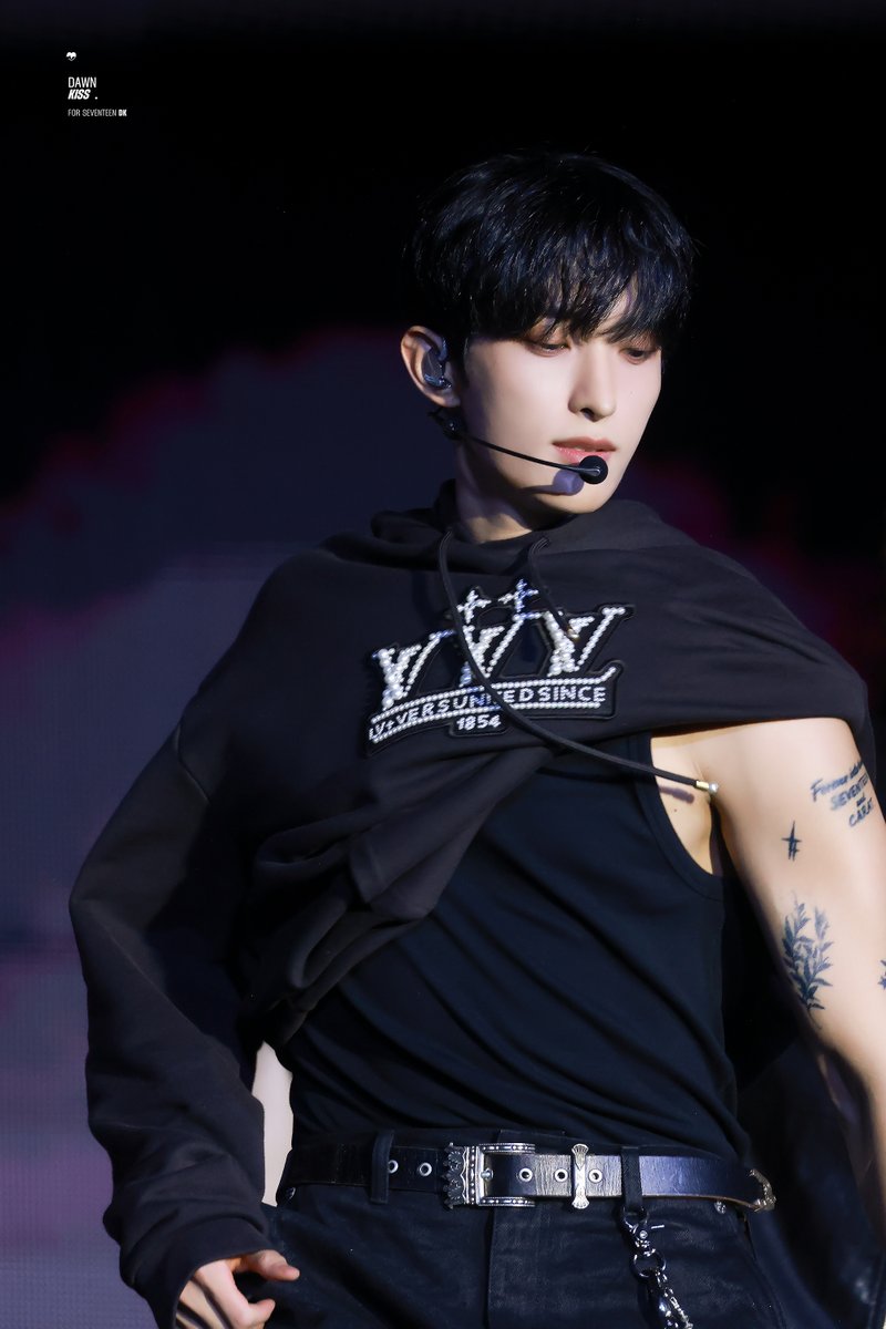 DawnKiss97218's tweet photo. 260620 Caratland HD  
💪
#SEVENTEEN #DK #도겸 
#이석민 #ドギョム
@pledis_17 https://t.co/DD5iRPJfBs