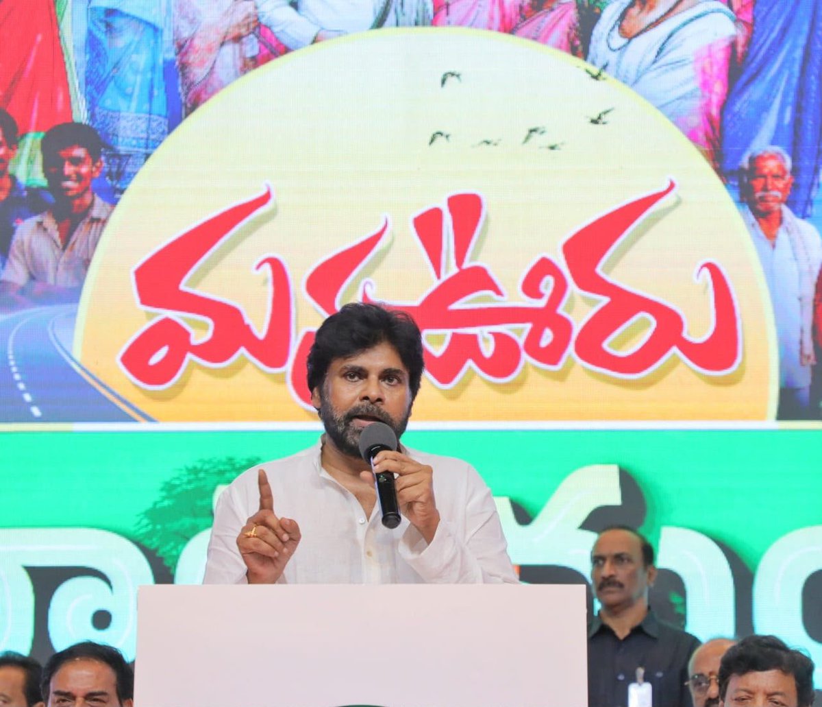 JanaSenaParty's tweet photo. కాకినాడ మన ఊరు మాటా మంతి కార్యక్రమంలో శ్రీ @PawanKalyan గారి ప్రసంగం

• సమాజంలో నేరస్థులను కేవలం క్రిమినల్స్‌గా మాత్రమే చూడాలి. వారికి కులాలను అంటగట్టడం సరికాదు. 
• ⁠ఆంధ్రప్రదేశ్ అభివృద్ది చెందాలంటే కులాల దరిద్రం వదిలిపోవాలి
• ⁠నేరం చేసిన వాళ్ళకి కులం ఏమిటి 
• నేరచరిత్ర కలిగిన వ్యక్తులు పాలకులుగా మారడానికి వీల్లేదు. క్రిమినల్స్ పాలకులైతే ప్రజల భవిష్యత్తు మంటగలుస్తుంది.
• ⁠ఎమ్మెల్సీ అనంతబాబు కాపు కులానికి చెందిన వ్యక్తి. అతను డ్రైవర్‌ను దారుణంగా హత్య చేసి, మృతదేహాన్ని డోర్ డెలివరీ చేసినప్పుడు ఎవరికీ కులం గుర్తుకురాదు. ఇప్పుడు నేరస్థులపై చర్యలు తీసుకుంటుంటే మాత్రం గుర్తొస్తుంది.
• ⁠రాష్ట్రంలో శాంతిభద్రతల పరిరక్షణ విషయంలో కూటమి ప్రభుత్వం ఎట్టి పరిస్థితుల్లోనూ రాజీపడబోదు. సమాజంలో శాంతికి విఘాతం కలిగిస్తూ, తప్పులకు పాల్పడే వారి పట్ల ప్రభుత్వం అత్యంత కఠినంగా వ్యవహరిస్తుంది.
• ⁠కూటమి పాలనలో ఎవరైనా తప్పు చేసి దొరికితే, వారు తమ జీవితంలో మళ్లీ అలాంటి తప్పు చేయాలనే ఆలోచన కూడా చేయలేనంత తీవ్రంగా చర్యలు ఉంటాయి.
• తప్పు చేసే వాడికే కులం ఉంటుందా బాధితురాలుకి కులం ఉండదా. 
• ⁠పాపం చిన్న వయసులో 23 నేరాలు చేశాడు,
పాపం పసి వయసులో బీరు బాటిల్ తీసుకుని గొంతు కోసేశాడు..తెలిసి తెలియని పసి వయసు అని సమర్థించే వ్యక్తులను ప్రోత్సహిస్తే రాష్ట్ర భవిష్యత్తు అగమ్యగోచరం అవుతుంది.
• ⁠ఇదే పెద్దమనిషి తెలంగాణ ప్రభుత్వం దిశ కేసులో చేస్తే అద్భుతంగా చేశారని అంటారు. ఏపీకి వచ్చేసరికి కులం పేరు ఎత్తుతాడు.
•  వైసీపీ రౌడీ మూకలకి చెబుతున్నా పిచ్చి వేషాలు వేస్తే క్షమించే పరిస్థితి ఇక్కడ లేదు. పొరపాటున మీ ప్రభుత్వం వచ్చినా సరే తొక్కి నారతీస్తా.
• గతంలో వైసీపీకి సంబంధించిన మూలాలు ఉన్న పోలీసులపై  ప్రత్యేకంగా దృష్టి పెడతా. ఒక స్టేషన్ ఎస్సై స్థాయిలో జరగాల్సిన న్యాయం ఎస్పీ డిప్యూటీ సీఎం వరకు రావడం వ్యవస్థలో లోపాలకు అద్దం పడుతోంది.
• తప్పు చేసిన వాడికి, నేరాలకు పాల్పడేవారికి ఎలాంటి కులం, మతం ఉండవు. 
• ⁠సమాజంలో శాంతిభద్రతలకు విఘాతం కలిగించే అటువంటి నీచమైన శక్తులను ఏ ఒక్కరూ సమర్థించకూడదు. వెనకేసుకు రాకూడదు.
•  క్రిమినల్ గ్యాంగ్‌ల సహాయంతో ప్రభుత్వాలను నడపాలని చూడటం, ప్రజలను భయబ్రాంతులకు గురిచేసి అధికారులను తమ గుప్పెట్లో పెట్టుకోవాలని ప్రయత్నించడం ప్రజాస్వామ్య వ్యవస్థకు అత్యంత ప్రమాదకరం.
• నేరపూరిత నేపథ్యం ఉన్న వ్యక్తులు రాజ్యాంగబద్ధమైన ఉన్నత పదవులను అధిష్టించి, ప్రజల జీవితాలను శాసించాలని చూడటం ప్రజాస్వామ్య స్ఫూర్తికే గొడ్డలిపెట్టు. అటువంటి శక్తులపై నిరంతరం తిరగబడటానికి, న్యాయం కోసం పోరాడటానికి సిద్ధంగా ఉంటాం. క్రిమినల్స్ అధికారంలోకి వస్తే మన భవిష్యత్తు మంటగలుస్తుంది.
• కాకినాడలోని చిన్నస్వామి నగర్ లో గతంలో ప్రభుత్వం 63 మందికి ఇళ్లపట్టాలు ఇచ్చింది. అందులో వింతతువులు, దివ్యాంగులు, క్యాన్సర్ బాధితుల పట్టాలను వైసీపీ ఎమ్మెల్యే అనుచరుడు తీసుకొని వేరే పేరు మీదకు మార్చేశారు.  మార్వాడి కుటుంబానికి చెందిన ఆస్తులను ఆక్రమించుకున్నారు. వాళ్లు వైసీసీ వాళ్ల టార్చర్ తట్టుకోలేక కాకినాడ వదిలేసి వెళ్లిపోయారు. సివిల్ సొసైటి బలంగా ఉంటే ఇలాంటి క్రిమినల్ రాజ్యాలు ఏలవు. పూర్తిగా భవిష్యత్తు మీ చేతులో ఉంది. 
•   గతంలో కోనసీమలో జరిగింది. రికరింగ్ పేట్రన్, రిపీటెడ్ బిహేవియర్. పోలీసులకు నేను చెప్పేది ఒకటే. ఎవరైనా ప్రజల ప్రాథమిక హక్కులకు భంగం కలిగిస్తే ... ఊరుకోవద్దు. వాళ్లు భవిష్యత్తులో వస్తారేమోనన్న భయం వద్దు. దేనికంటే క్రిమినల్స్ ను మేము ప్రోత్సహించం.
•  సామాజిక మాధ్యమాల్లో భిన్నమైన అభిప్రాయాలు వ్యక్తం చేసిన వారిపై బెదిరింపులకు పాల్పడితే కచ్చితంగా చట్టపరమైన చర్యలు ఉంటాయి.  ఇళ్లల్లోకి వస్తామని, ఆడబిడ్డలను వేధిస్తామని బెదిరించే వారిని వదిలిపెట్టేది లేదు.
•  మహిళలను, ఆడబిడ్డలను లక్ష్యంగా చేసుకుని వేధింపులకు పాల్పడితే కఠిన చర్యలు తప్పవు. సామాజిక మాధ్యమాల్లో భావప్రకటన స్వేచ్ఛను గౌరవించాలని, పరిధి దాటి ప్రవర్తిస్తే చట్టం తన పని తాను చేసుకుపోతుందని స్పష్టం చేశారు
• గతంలో కోనసీమలో జరిగిన ఘటనలు పునరావృతమయ్యే నేరపూరిత ప్రవర్తనను  ఎట్టిపరిస్థితుల్లోనూ సహించేది లేదు. పౌరుల ప్రాథమిక హక్కులకు భంగం కలిగిస్తే పోలీసులు తక్షణమే కఠిన చర్యలు తీసుకోవాలి. 
• కోనసీమకు అంబేద్కర్ గారి పేరు పెట్టారు. పేరు మీద వ్యతిరేకత ఉంటే చెప్పండి అని ప్రభుత్వం చెప్పింది. ఏకాభిప్రాయం లేదని చెప్పడానికి వెళ్లినప్పుడు.. అంబేద్కర్ పేరు ఇష్టంలేదని చెప్పినవారిని బెదిరింపులకు గురిచేశారు. ఇళ్లలోకి వచ్చి మానభంగాలు చేస్తామని భయపెట్టారు. ఇలా మాట్లాడినప్పుడు ప్రభుత్వం ఒక్కమాట మాట్లాడలేదు.
• క్రిమినల్స్ కు కులం ఉండదు. చాలా మంది కన్వీనెంట్ రాజకీయాలు చేస్తారు. రౌడీలను ఎంకరేజ్ చేశారా? దేశాన్ని ఎవడు బాగు చేయలేరు. 

#ManaOoruMataManthi