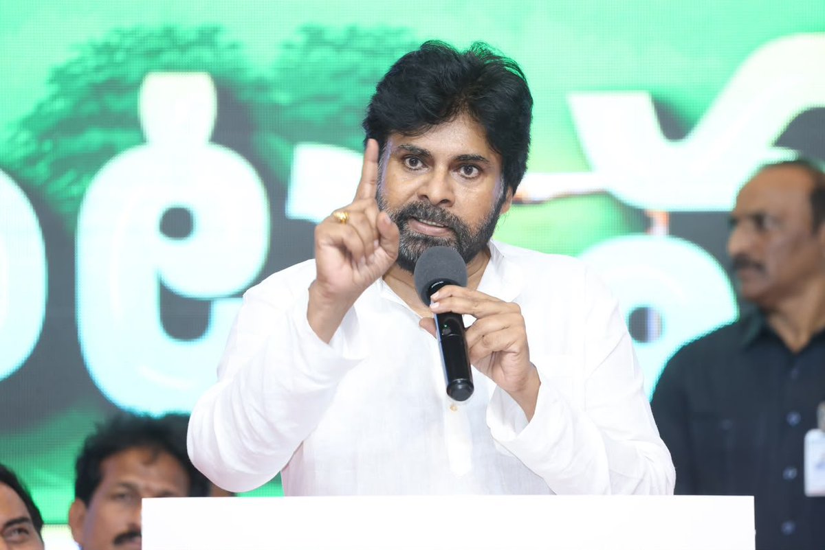 JanaSenaParty's tweet photo. కాకినాడ మన ఊరు మాటా మంతి కార్యక్రమంలో శ్రీ @PawanKalyan గారి ప్రసంగం

• సమాజంలో నేరస్థులను కేవలం క్రిమినల్స్‌గా మాత్రమే చూడాలి. వారికి కులాలను అంటగట్టడం సరికాదు. 
• ⁠ఆంధ్రప్రదేశ్ అభివృద్ది చెందాలంటే కులాల దరిద్రం వదిలిపోవాలి
• ⁠నేరం చేసిన వాళ్ళకి కులం ఏమిటి 
• నేరచరిత్ర కలిగిన వ్యక్తులు పాలకులుగా మారడానికి వీల్లేదు. క్రిమినల్స్ పాలకులైతే ప్రజల భవిష్యత్తు మంటగలుస్తుంది.
• ⁠ఎమ్మెల్సీ అనంతబాబు కాపు కులానికి చెందిన వ్యక్తి. అతను డ్రైవర్‌ను దారుణంగా హత్య చేసి, మృతదేహాన్ని డోర్ డెలివరీ చేసినప్పుడు ఎవరికీ కులం గుర్తుకురాదు. ఇప్పుడు నేరస్థులపై చర్యలు తీసుకుంటుంటే మాత్రం గుర్తొస్తుంది.
• ⁠రాష్ట్రంలో శాంతిభద్రతల పరిరక్షణ విషయంలో కూటమి ప్రభుత్వం ఎట్టి పరిస్థితుల్లోనూ రాజీపడబోదు. సమాజంలో శాంతికి విఘాతం కలిగిస్తూ, తప్పులకు పాల్పడే వారి పట్ల ప్రభుత్వం అత్యంత కఠినంగా వ్యవహరిస్తుంది.
• ⁠కూటమి పాలనలో ఎవరైనా తప్పు చేసి దొరికితే, వారు తమ జీవితంలో మళ్లీ అలాంటి తప్పు చేయాలనే ఆలోచన కూడా చేయలేనంత తీవ్రంగా చర్యలు ఉంటాయి.
• తప్పు చేసే వాడికే కులం ఉంటుందా బాధితురాలుకి కులం ఉండదా. 
• ⁠పాపం చిన్న వయసులో 23 నేరాలు చేశాడు,
పాపం పసి వయసులో బీరు బాటిల్ తీసుకుని గొంతు కోసేశాడు..తెలిసి తెలియని పసి వయసు అని సమర్థించే వ్యక్తులను ప్రోత్సహిస్తే రాష్ట్ర భవిష్యత్తు అగమ్యగోచరం అవుతుంది.
• ⁠ఇదే పెద్దమనిషి తెలంగాణ ప్రభుత్వం దిశ కేసులో చేస్తే అద్భుతంగా చేశారని అంటారు. ఏపీకి వచ్చేసరికి కులం పేరు ఎత్తుతాడు.
•  వైసీపీ రౌడీ మూకలకి చెబుతున్నా పిచ్చి వేషాలు వేస్తే క్షమించే పరిస్థితి ఇక్కడ లేదు. పొరపాటున మీ ప్రభుత్వం వచ్చినా సరే తొక్కి నారతీస్తా.
• గతంలో వైసీపీకి సంబంధించిన మూలాలు ఉన్న పోలీసులపై  ప్రత్యేకంగా దృష్టి పెడతా. ఒక స్టేషన్ ఎస్సై స్థాయిలో జరగాల్సిన న్యాయం ఎస్పీ డిప్యూటీ సీఎం వరకు రావడం వ్యవస్థలో లోపాలకు అద్దం పడుతోంది.
• తప్పు చేసిన వాడికి, నేరాలకు పాల్పడేవారికి ఎలాంటి కులం, మతం ఉండవు. 
• ⁠సమాజంలో శాంతిభద్రతలకు విఘాతం కలిగించే అటువంటి నీచమైన శక్తులను ఏ ఒక్కరూ సమర్థించకూడదు. వెనకేసుకు రాకూడదు.
•  క్రిమినల్ గ్యాంగ్‌ల సహాయంతో ప్రభుత్వాలను నడపాలని చూడటం, ప్రజలను భయబ్రాంతులకు గురిచేసి అధికారులను తమ గుప్పెట్లో పెట్టుకోవాలని ప్రయత్నించడం ప్రజాస్వామ్య వ్యవస్థకు అత్యంత ప్రమాదకరం.
• నేరపూరిత నేపథ్యం ఉన్న వ్యక్తులు రాజ్యాంగబద్ధమైన ఉన్నత పదవులను అధిష్టించి, ప్రజల జీవితాలను శాసించాలని చూడటం ప్రజాస్వామ్య స్ఫూర్తికే గొడ్డలిపెట్టు. అటువంటి శక్తులపై నిరంతరం తిరగబడటానికి, న్యాయం కోసం పోరాడటానికి సిద్ధంగా ఉంటాం. క్రిమినల్స్ అధికారంలోకి వస్తే మన భవిష్యత్తు మంటగలుస్తుంది.
• కాకినాడలోని చిన్నస్వామి నగర్ లో గతంలో ప్రభుత్వం 63 మందికి ఇళ్లపట్టాలు ఇచ్చింది. అందులో వింతతువులు, దివ్యాంగులు, క్యాన్సర్ బాధితుల పట్టాలను వైసీపీ ఎమ్మెల్యే అనుచరుడు తీసుకొని వేరే పేరు మీదకు మార్చేశారు.  మార్వాడి కుటుంబానికి చెందిన ఆస్తులను ఆక్రమించుకున్నారు. వాళ్లు వైసీసీ వాళ్ల టార్చర్ తట్టుకోలేక కాకినాడ వదిలేసి వెళ్లిపోయారు. సివిల్ సొసైటి బలంగా ఉంటే ఇలాంటి క్రిమినల్ రాజ్యాలు ఏలవు. పూర్తిగా భవిష్యత్తు మీ చేతులో ఉంది. 
•   గతంలో కోనసీమలో జరిగింది. రికరింగ్ పేట్రన్, రిపీటెడ్ బిహేవియర్. పోలీసులకు నేను చెప్పేది ఒకటే. ఎవరైనా ప్రజల ప్రాథమిక హక్కులకు భంగం కలిగిస్తే ... ఊరుకోవద్దు. వాళ్లు భవిష్యత్తులో వస్తారేమోనన్న భయం వద్దు. దేనికంటే క్రిమినల్స్ ను మేము ప్రోత్సహించం.
•  సామాజిక మాధ్యమాల్లో భిన్నమైన అభిప్రాయాలు వ్యక్తం చేసిన వారిపై బెదిరింపులకు పాల్పడితే కచ్చితంగా చట్టపరమైన చర్యలు ఉంటాయి.  ఇళ్లల్లోకి వస్తామని, ఆడబిడ్డలను వేధిస్తామని బెదిరించే వారిని వదిలిపెట్టేది లేదు.
•  మహిళలను, ఆడబిడ్డలను లక్ష్యంగా చేసుకుని వేధింపులకు పాల్పడితే కఠిన చర్యలు తప్పవు. సామాజిక మాధ్యమాల్లో భావప్రకటన స్వేచ్ఛను గౌరవించాలని, పరిధి దాటి ప్రవర్తిస్తే చట్టం తన పని తాను చేసుకుపోతుందని స్పష్టం చేశారు
• గతంలో కోనసీమలో జరిగిన ఘటనలు పునరావృతమయ్యే నేరపూరిత ప్రవర్తనను  ఎట్టిపరిస్థితుల్లోనూ సహించేది లేదు. పౌరుల ప్రాథమిక హక్కులకు భంగం కలిగిస్తే పోలీసులు తక్షణమే కఠిన చర్యలు తీసుకోవాలి. 
• కోనసీమకు అంబేద్కర్ గారి పేరు పెట్టారు. పేరు మీద వ్యతిరేకత ఉంటే చెప్పండి అని ప్రభుత్వం చెప్పింది. ఏకాభిప్రాయం లేదని చెప్పడానికి వెళ్లినప్పుడు.. అంబేద్కర్ పేరు ఇష్టంలేదని చెప్పినవారిని బెదిరింపులకు గురిచేశారు. ఇళ్లలోకి వచ్చి మానభంగాలు చేస్తామని భయపెట్టారు. ఇలా మాట్లాడినప్పుడు ప్రభుత్వం ఒక్కమాట మాట్లాడలేదు.
• క్రిమినల్స్ కు కులం ఉండదు. చాలా మంది కన్వీనెంట్ రాజకీయాలు చేస్తారు. రౌడీలను ఎంకరేజ్ చేశారా? దేశాన్ని ఎవడు బాగు చేయలేరు. 

#ManaOoruMataManthi