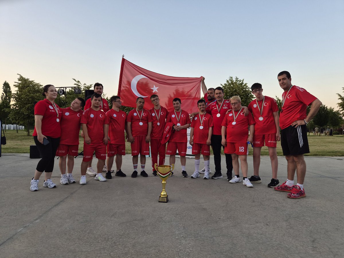 omursabuncuoglu's tweet photo. Down Sendromlu Basketbol Milli Takımımız, Macaristan’da  Dünya Şampiyonası’nda ikinci oldu. 🇹🇷🇹🇷🇹🇷 Tenrikler 👏👏👏 https://t.co/Bz4CrGHzYY