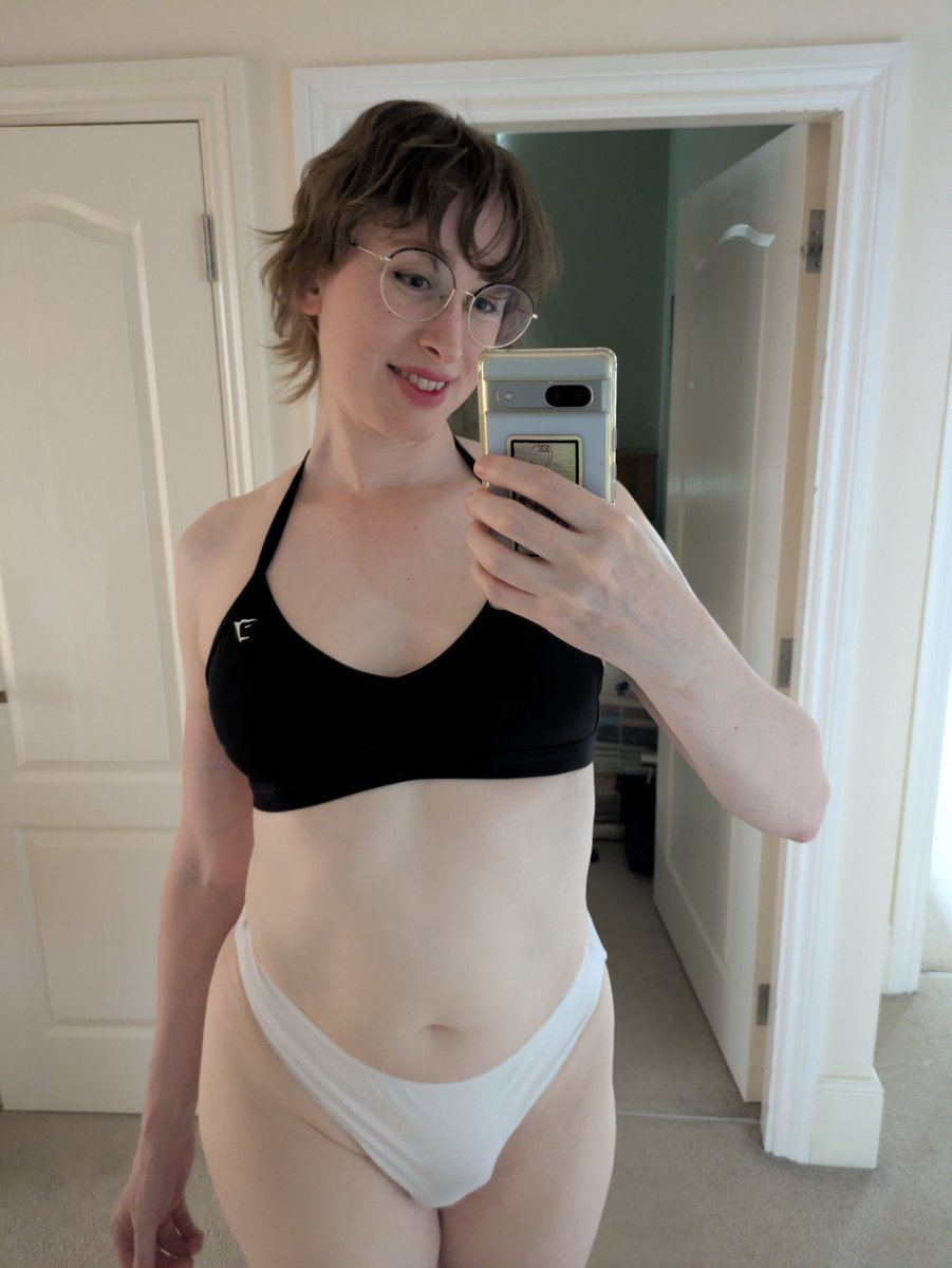 aaaamaryllissss's tweet photo. ok maybe the short hair is a bit cute. https://t.co/AKI3koWIT3