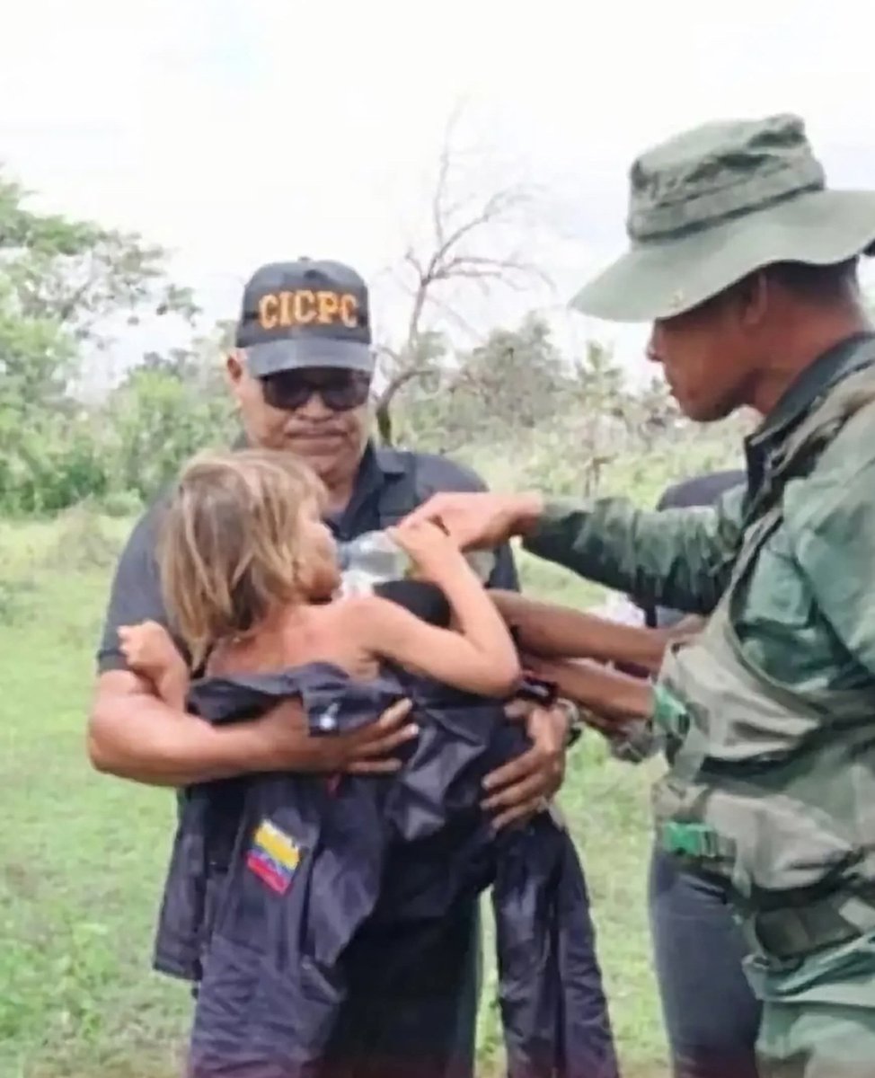capital_prensa's tweet photo. ÚLTIMA HORA | Localizan con vida al niño José Daniel tras 72 horas desaparecido en Guárico
​Tras tres días de angustiosa búsqueda, una comisión mixta de los organismos de seguridad del Estado localizó con vida, pasadas las 11:00 de la mañana de este sábado 20 de junio, al pequeño José Daniel, de quien se había perdido el rastro hace aproximadamente 72 horas en la entidad.

El menor fue encontrado en medio de una intrincada zona boscosa de espesa vegetación, ubicada entre las poblaciones de Chaguaramas y El Bostero. Las condiciones del terreno dificultaron severamente las labores de rastreo durante los últimos días.

El rescate fue posible gracias a un dispositivo terrestre coordinado entre funcionarios del Cuerpo de Investigaciones Científicas, Penales y Criminalísticas (Cicpc), efectivos de la Guardia Nacional Bolivariana (GNB), personal de Protección Civil y otros cuerpos de resguardo locales.

Tras recibir los primeros auxilios en el sitio por parte de los rescatistas, José Daniel fue trasladado de urgencia a un centro asistencial de la zona. Un equipo de especialistas médicos evalúa su estado de salud general para descartar complicaciones de gravedad tras haber estado expuesto a la intemperie y sin alimentación.

Los investigadores del Cicpc mantienen abiertas las averiguaciones del caso, iniciando el levantamiento de testimonios y evidencias para esclarecer formalmente las circunstancias de la desaparición, sin descartar ninguna hipótesis.

​Se espera que las autoridades competentes ofrezcan un parte médico oficial sobre la evolución del menor en las próximas horas.

📹Crédito 
#Repost @marcosnomarmn
...
Gracias a Dios nuestra búsqueda fue exitosa el día de hoy, el niño fue encontrado. 
#busquedadelniñovalledelapascua #chaguaramas 
#venezuela🇻🇪 #proteccióncivil rescate