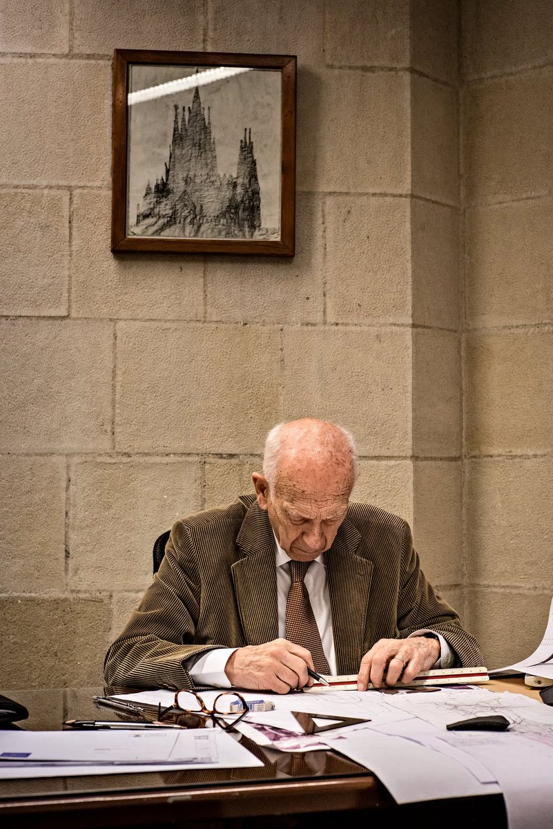 efemarq's tweet photo. #Taldiacomavui del 2022 va morir l'arquitecte català Jordi Bonet, que fou director de la Sagrada Família entre 1985 i 2012 i en modernitzà materials, càlcul i tècniques constructives. Aquí en Bonet sota una foto de l'únic dibuix original de Gaudí de la silueta del Temple conegut. https://t.co/oxdRfgl4C0