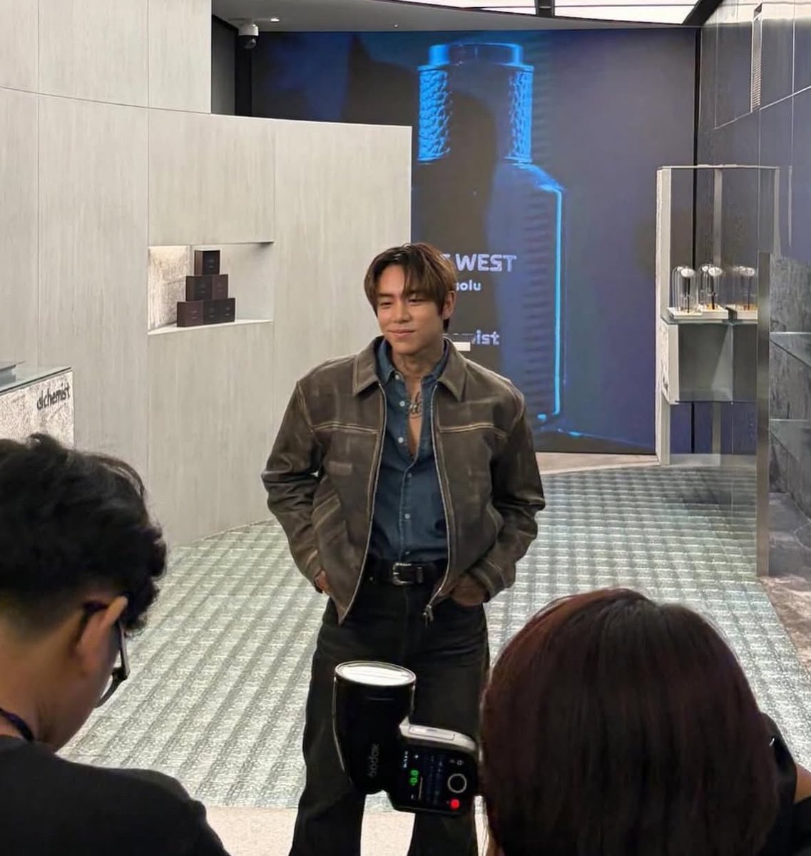bar90m's tweet photo. Out here in Jakarta for The.AIchemist perfume. Thank you thank you for this opportunity. 🙏🏼 https://t.co/pq2ibtKace