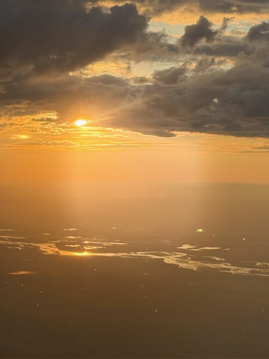 germann_karla's tweet photo. Nearly midnight as clients were flying into Fairbanks last night...  It's a surreal experience to depart Seattle as the sun sets, but as you get closer to Alaska the sun rises.  Stepping off the plane it feels like 12noon rather than 12 midnight. #speciallydesignedtravel https://t.co/2OhY96pvpi