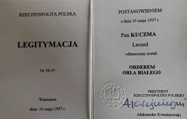 TKouilou's tweet photo. Deux figures ukrainiennes,  l’ex-président Leonid Koutchma et l’ex-ministre des Affaires étrangères Borys Tarassiouk, viennent de renvoyer leurs distinctions polonaises en réaction à la décision explosive du président polonais Karol Nawrocki : priver Volodymyr Zelensky de l’ordre de l’Aigle Blanc.

Koutchma, qui avait reçu le même ordre en 1997, fait savoir :  « Aucune nation ne peut dicter à l’Ukraine son histoire ou ses héros. » 
Un message clair : la Pologne a franchi une ligne rouge en s’attaquant à la mémoire de l’UPA (Armée insurrectionnelle ukrainienne), un sujet ultra-sensible.

Tarassiouk, lui, rend son Grand-Croix de l’Ordre du Mérite de la République de Pologne. 
Son commentaire  : « Le Kremlin se frotte les mains. Nawrocki, sans le vouloir, fait le jeu de Moscou en dynamitant un partenariat stratégique. »

Koutchma, lui qui a passé son mandat à construire des ponts avec Varsovie, conclut : « L’Ukraine et la Pologne ont besoin l’une de l’autre comme jamais. » 
À bon entendeur… 

https://t.co/BLjD1rVGar
