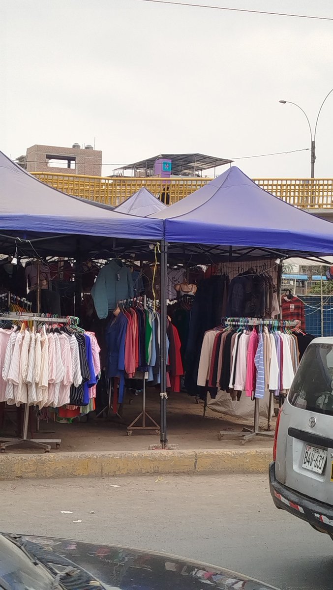 markol20's tweet photo. @Renzo_Reggiardo  @MuniLimaos vendedores informales han tomado la via auxiliar de la Panamericana norte km 22.5 (altura Pro) frente al mercado unicachi, los buses y todo el transporte público que debería ir por ahi, va por la via panamericana causando gran congestión en la zona https://t.co/mhMpRFhYQ9