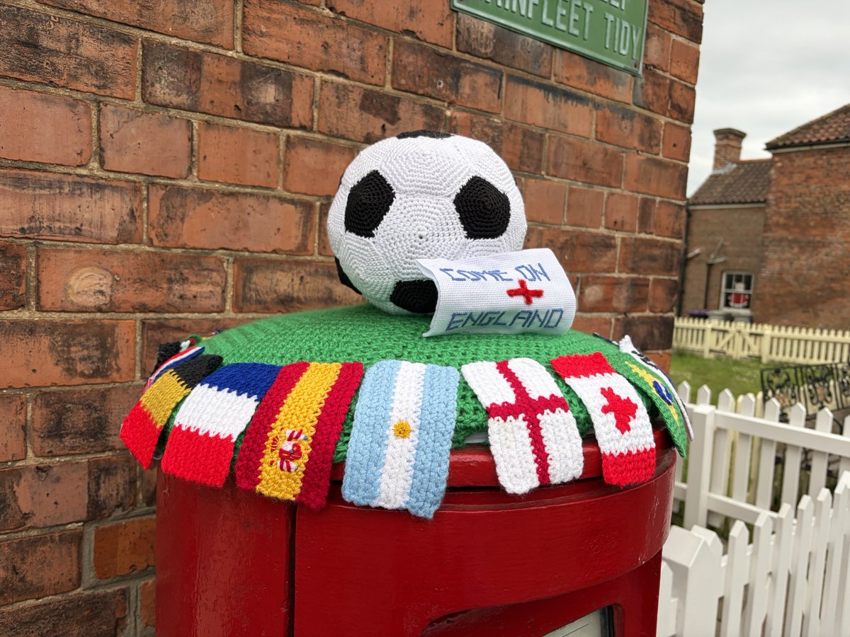 CampievanBears's tweet photo. Football theme postbox topper #PostboxSaturday https://t.co/xNe7vlebIS