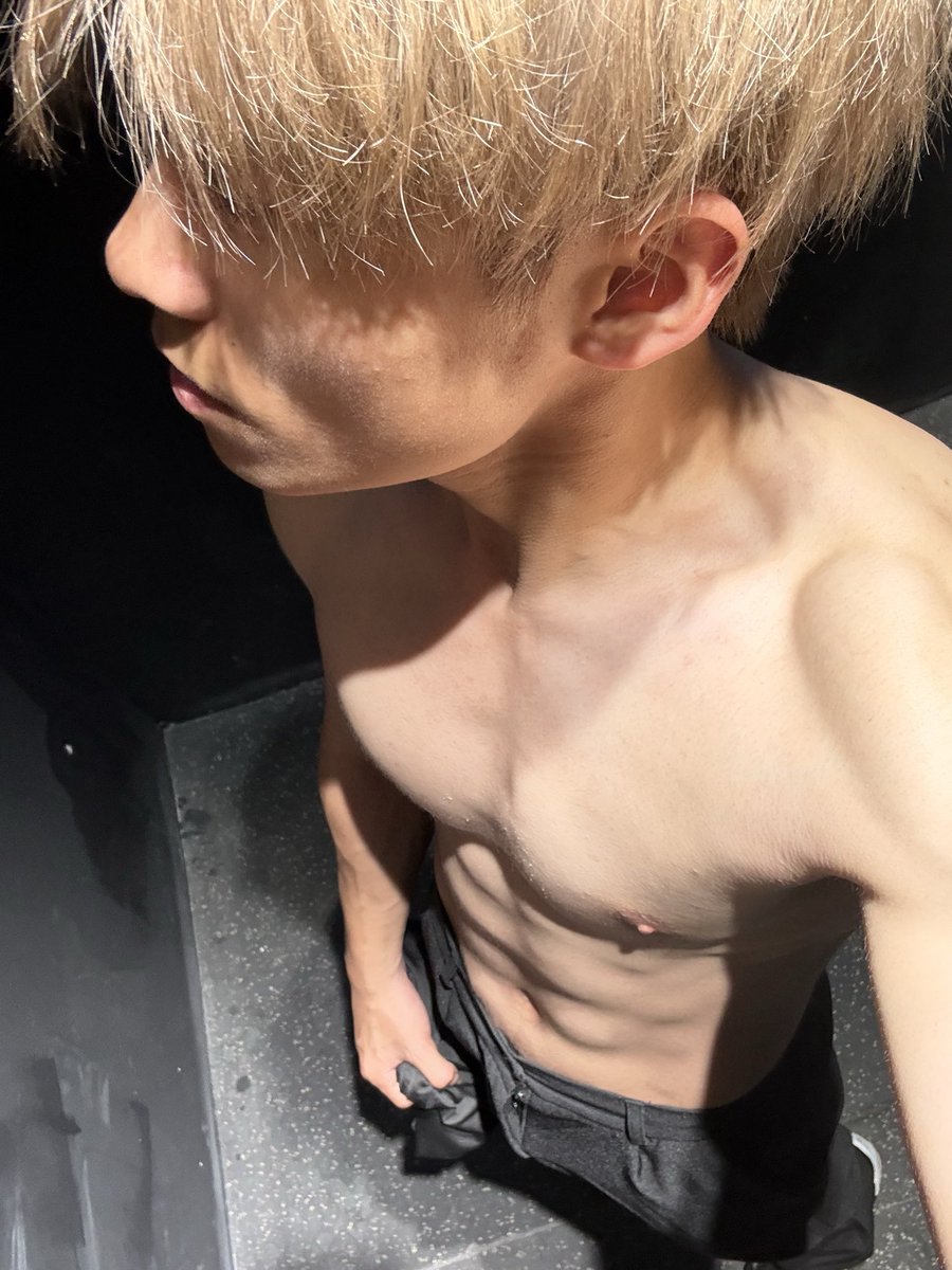 yangwber's tweet photo. 薄肌小子横空出世 https://t.co/bxHvTbLyhm