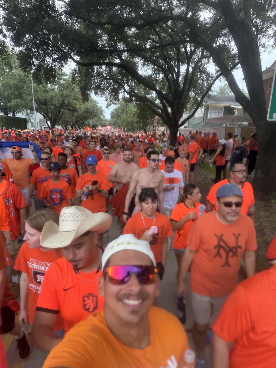 LETHALWEAPONMV's tweet photo. #DutchOrangeBus #Fanwalk #Houston #FIFAworldCup #NEDSWE https://t.co/JFmgWfnkgO