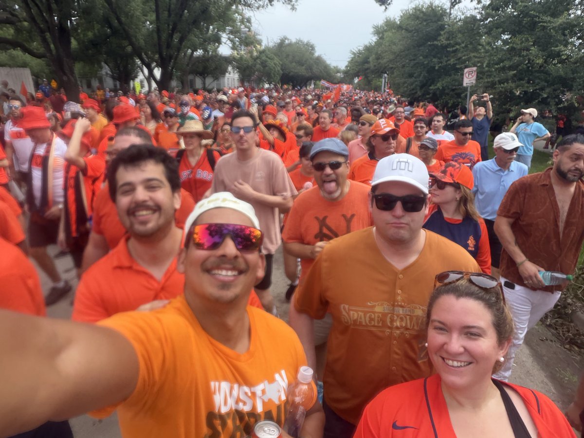 LETHALWEAPONMV's tweet photo. #DutchOrangeBus #Fanwalk #Houston #FIFAworldCup #NEDSWE https://t.co/JFmgWfnkgO