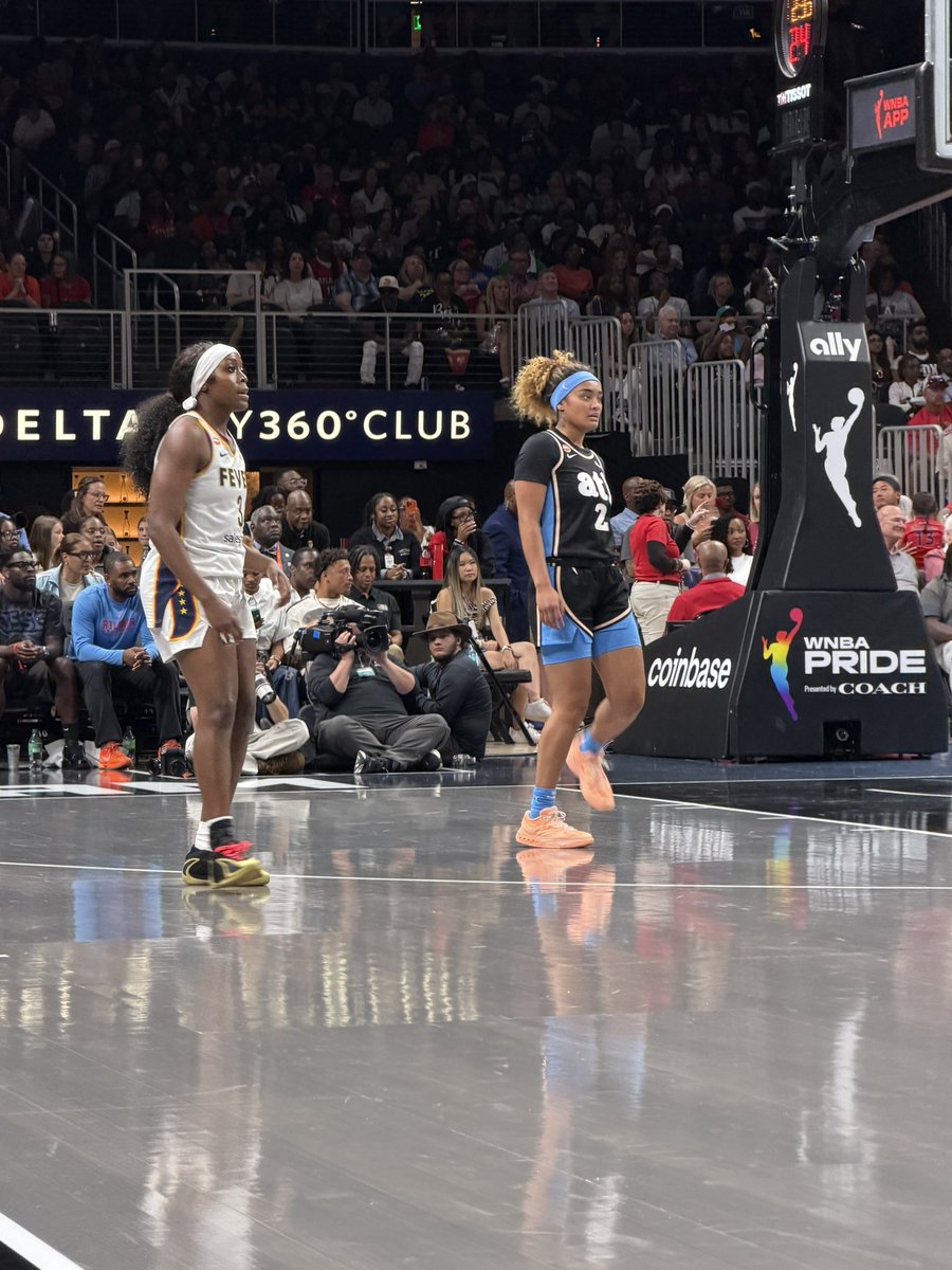 dawnstaley's tweet photo. When championship teammates become opponents = must be @GamecockWBB!  I love it here!!  @HollywoodRaven @tehinapaopaoo 🥰🥰🥰 https://t.co/N07okjpub3