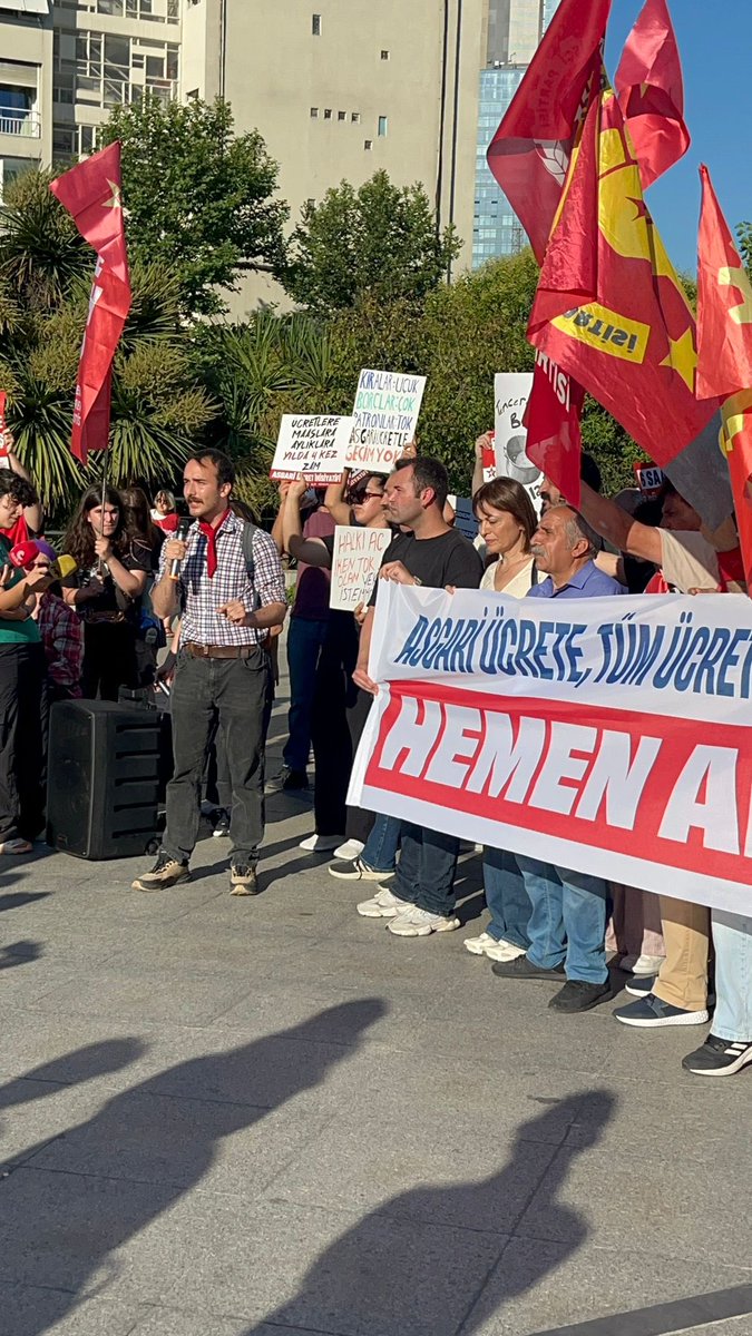 SEPmedya's tweet photo. 📍İstanbul 

Asgari ücrete ve tüm ücretlere derhal ara zam sesimizi bu hafta Şişli’de yükselttik. 

📌 Asgari ücret gerçek enflasyon oranında yılda 4 kere zamlanmalıdır. 

📌Süper zenginlerden servet vergisi alınmalıdır. 

#arazam https://t.co/ZplDevA0LS
