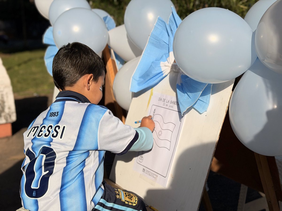 ARomanoNorri's tweet photo. 🇦🇷 En el Día de la Bandera compartimos la mañana junto a los vecinos del Barrio Centenario.

Nos reunimos en la plaza para izar nuestra enseña patria y compartir un tradicional chocolate patrio.

Una jornada de encuentro para celebrar nuestra identidad y los valores que nos representan.