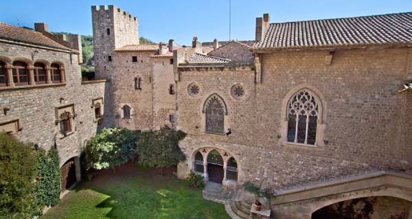 ireneuc's tweet photo. El castell va ser clau contra els pirates del Maresme al s. XIV, i més tard va passar a la família Montaner, que en va preservar l’essència d'aquest castell fins al s. XX.
Un espai carregat d’històries i memòria per on va passar fins i tot Alfons XIII.
#CastellsCatalans #Cultura https://t.co/K0HWYhtMF9