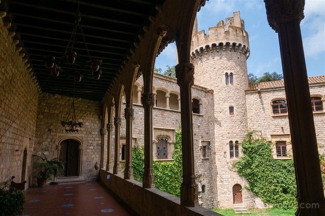 ireneuc's tweet photo. El castell va ser clau contra els pirates del Maresme al s. XIV, i més tard va passar a la família Montaner, que en va preservar l’essència d'aquest castell fins al s. XX.
Un espai carregat d’històries i memòria per on va passar fins i tot Alfons XIII.
#CastellsCatalans #Cultura https://t.co/K0HWYhtMF9