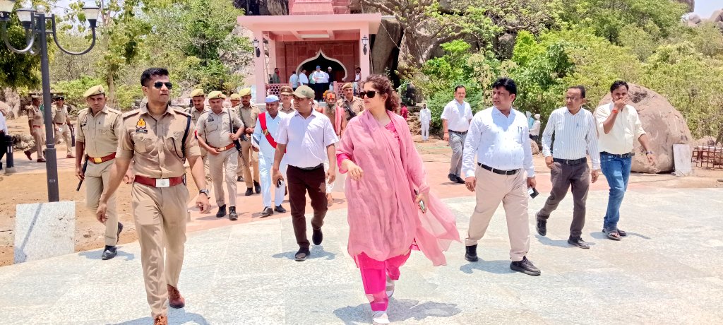 DMmahoba's tweet photo. मा. मुख्यमंत्री उत्तर प्रदेश श्री @myogiadityanath जी का दिनांक 21 जून को महोबा में प्रस्तावित कार्यक्रम एवं महोबा स्थित गोरखगिरी पर्वत पर गुरु गोरखनाथ जी की तपोस्थली के दर्शन व भ्रमण कार्यक्रम को लेकर की जा रही तैयारियों का, आज पुलिस अधीक्षक महोबा के साथ जायजा लिया एवं अधिकारियों को इस दौरान आवश्यक दिशा निर्देश दिये गए।
​#YogiAdityanath #Bundelkhand #Mahoba 
@UPGovt @CMOfficeUP
@mahobapolice
@Uppolice @InfoDeptUP  @myogioffice