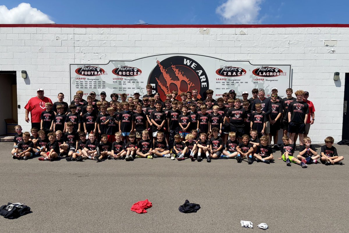 Fairview_HSFB's tweet photo. Fairview Tigers Kids Camp 2026 🔥🏈🐯

Inspiring the next generation of Tigers while connecting them to current players who were once campers themselves! https://t.co/bY3BNM6j2a