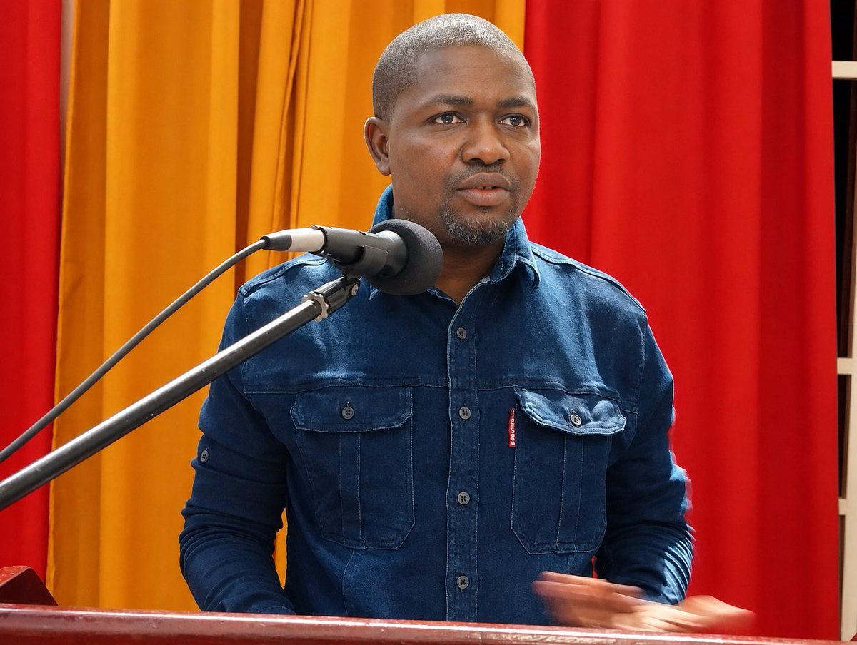 fridolinngoulou's tweet photo. Au Grand Colloque National : « Qu’est ce que la République Centrafricaine?» 

Résumé de ma Communication sur : « Informer pour construire une nation : histoire, enjeux et responsabilités des médias en RCA »

La communication a analysé le rôle central que jouent les médias dans la construction nationale en République centrafricaine, un pays dont l’histoire politique, sociale et sécuritaire rend la question de l’information particulièrement stratégique. 

Nous avons montré que bien informer, dans le contexte centrafricain, n’est pas seulement un acte professionnel : c’est un acte citoyen, un acte de paix et un acte de développement.

La présentation est revenue d’abord sur l’histoire des médias en RCA, depuis la création de Radio Bangui en 1958 jusqu’à l’explosion récente des radios communautaires, des webmédias et des réseaux sociaux. 

Elle met en lumière les différentes phases traversées : médias d’État, périodes de censure, libéralisation des années 1990, puis révolution numérique qui a profondément transformé les pratiques d’information, notamment chez les jeunes.

La communication examine ensuite les enjeux contemporains auxquels les médias centrafricains sont confrontés : enjeux politiques (transparence, lutte contre la manipulation), enjeux sociaux (cohésion nationale, diversité linguistique), enjeux économiques (fragilité financière des rédactions), et enjeux technologiques (désinformation, viralité, absence de formation au factchecking). 

Ces défis montrent que le paysage médiatique centrafricain est à la fois dynamique et vulnérable.

La communication insiste également sur les responsabilités des médias dans la construction nationale : responsabilité éthique (vérification, neutralité), responsabilité citoyenne (éducation, prévention, promotion du vivre ensemble), responsabilité professionnelle (respect de la déontologie, formation continue), et responsabilité institutionnelle (cadre légal, rôle du HCC, partenariats avec les universités et les organisations professionnelles).

Enfin, la présentation propose des perspectives pour renforcer l’écosystème médiatique : modernisation du cadre juridique, professionnalisation accrue, transformation numérique, et implication des jeunes et des universitaires dans la recherche, l’innovation et la production de contenus de qualité.

En somme, nous voulons rappeler que l’information est un pilier de la nation : informer, c’est construire. 

Les médias centrafricains ont un rôle essentiel à jouer pour accompagner la paix, la démocratie, la cohésion sociale et le développement. Leur renforcement est donc une priorité nationale.

Fridolin Ngoulou
