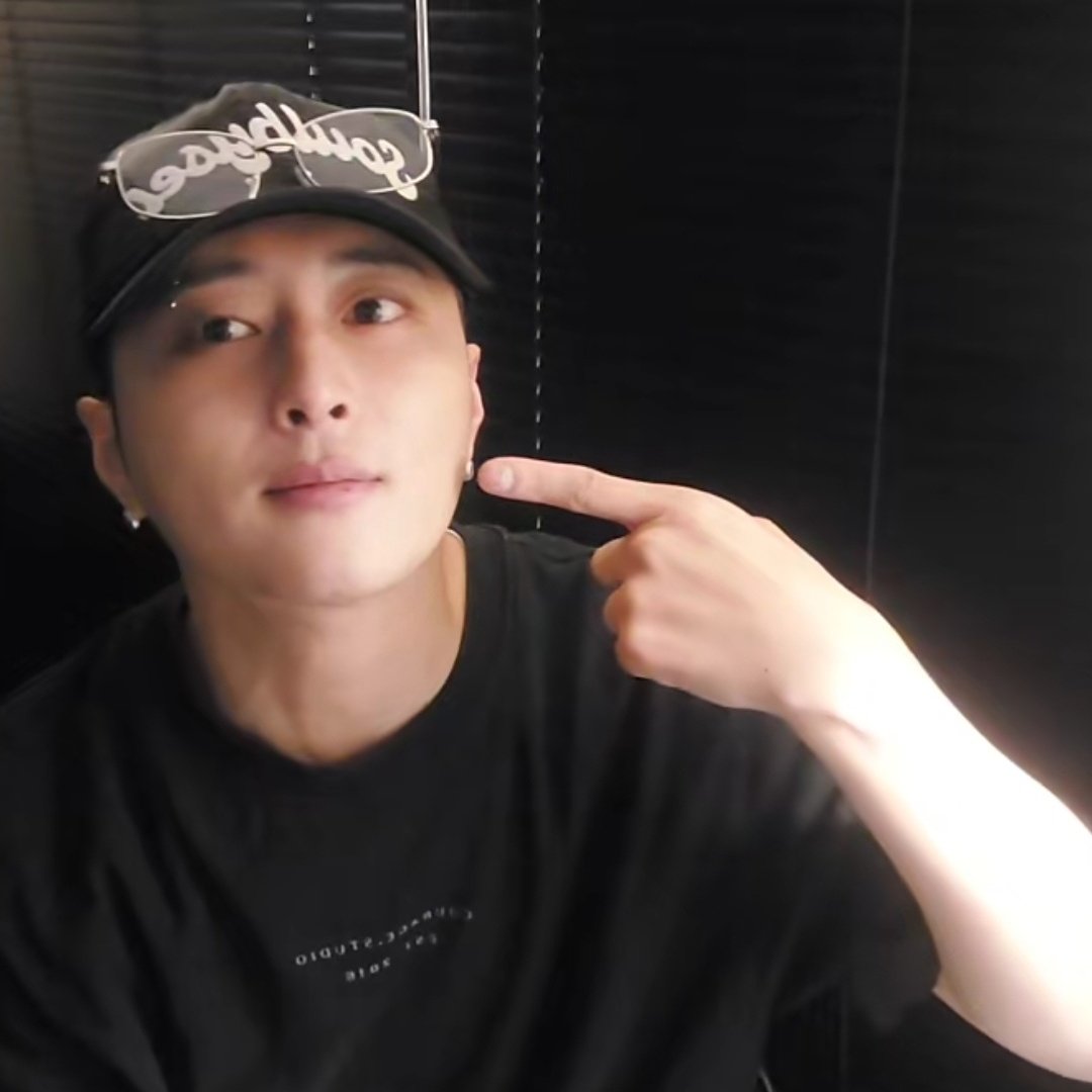 hiddenkard02's tweet photo. @KARD_Official Feliz cumpleaños J.Seph, que todas tus metas se cumplan🎂🤗
#JSEPH #KARD #HappyJSEPHday https://t.co/YWJt66ovby