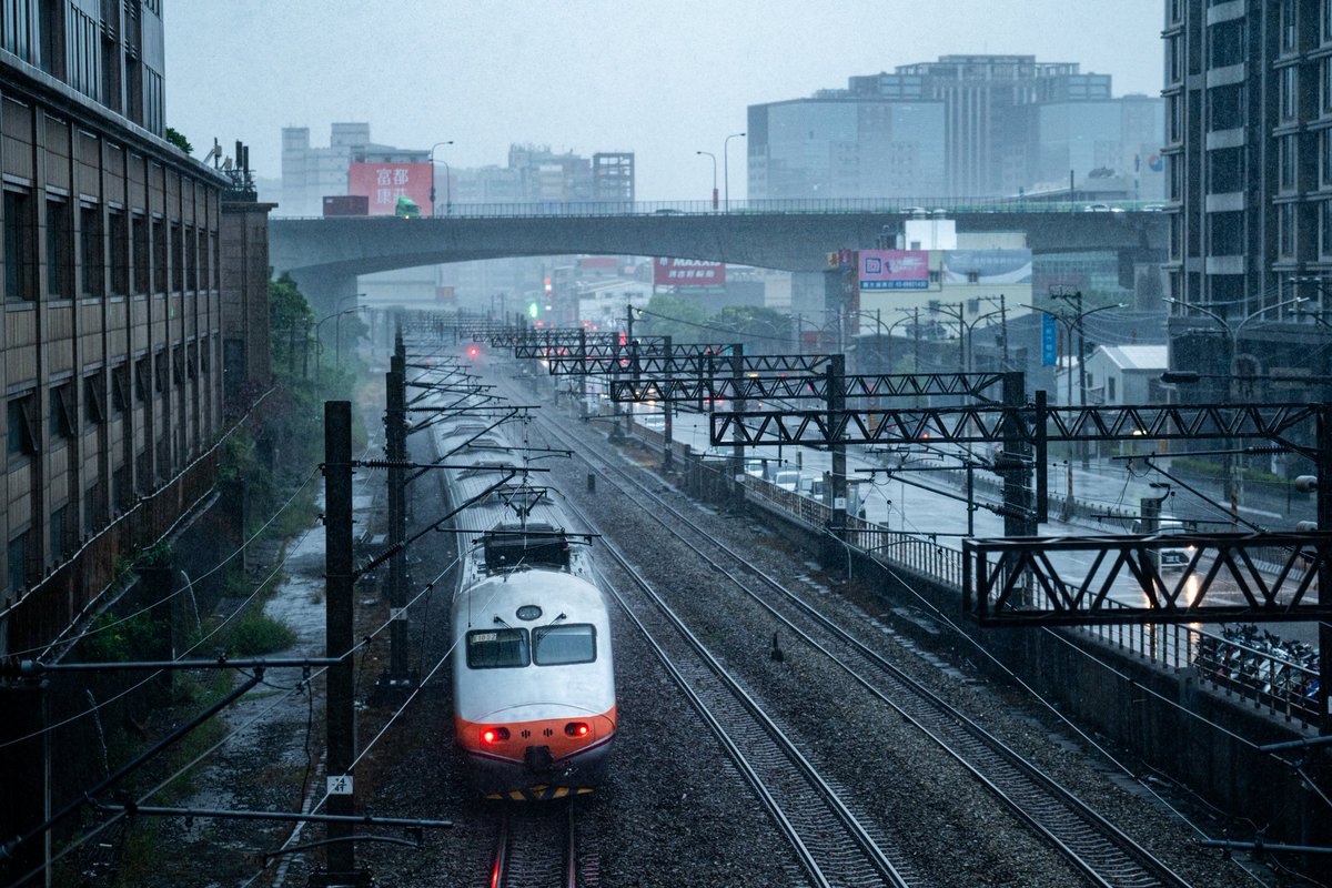 Rokudoor_IN's tweet photo. いなくなるのが本当に悲しい
台湾でいちばんかっこいい車両、台湾に沼らせてくれた車両
PPが1番好きですと言ったら台湾撮り鉄全員に驚かれたのもいい思い出
いなくなるまでに最後少しでも会いに行きたいな https://t.co/tGsrEOEeFk