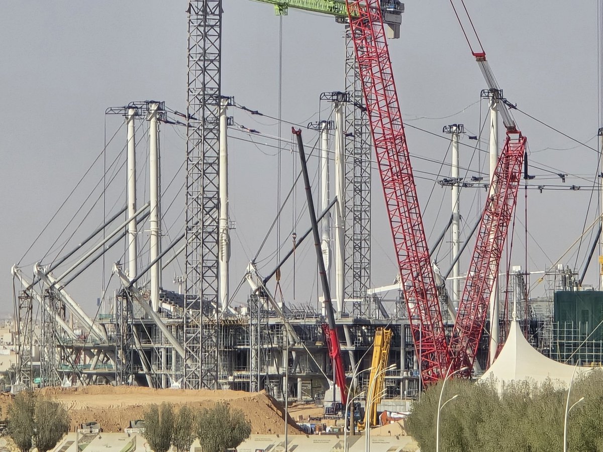 SaudiProject's tweet photo. بدء رفع الحلقة الدائرية لسقف استاد مدينة الملك فهد الرياضية في #الرياض، أحد الملاعب المستضيفة لكأس آسيا 2027 وكأس العالم 2034، بسعة تتجاوز 70 ألف متفرج، فيما سيضم السقف تقنيات ومواد إنشائية حديثة إلى جانب شاشة محيطية بزاوية عرض 360 درجة https://t.co/oYcrw1NKB3